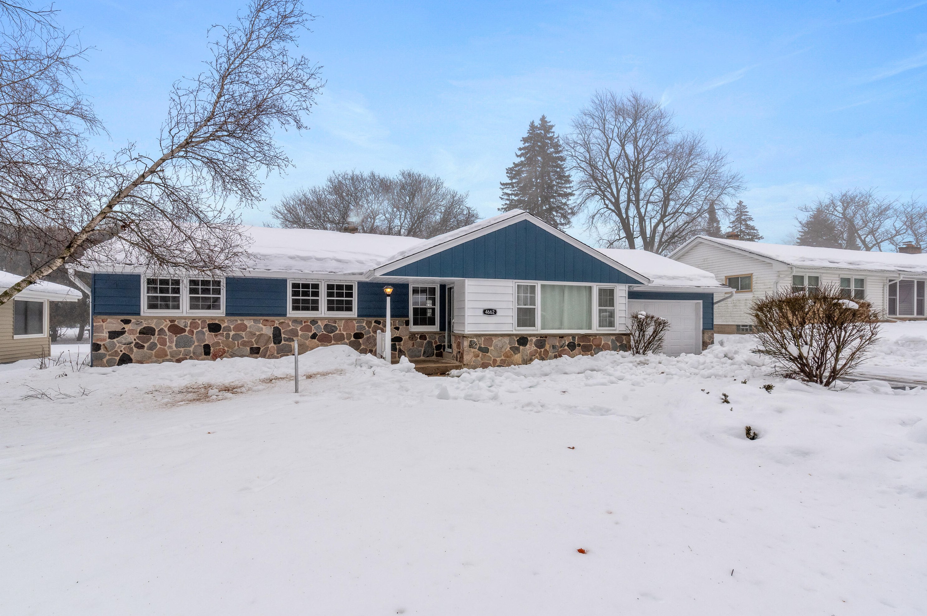 4662 Parkside Dr, Milwaukee, WI 53225-4437