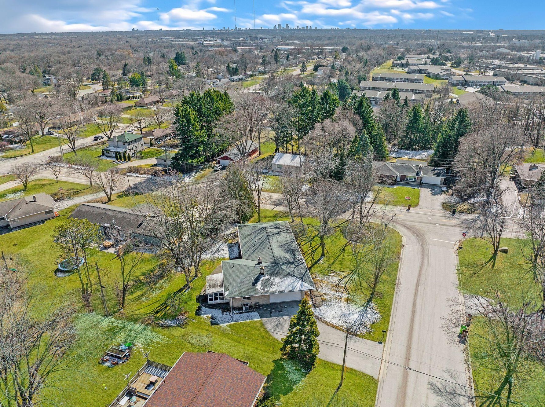 6810 Seville Ave, Milwaukee, WI 53209-2627