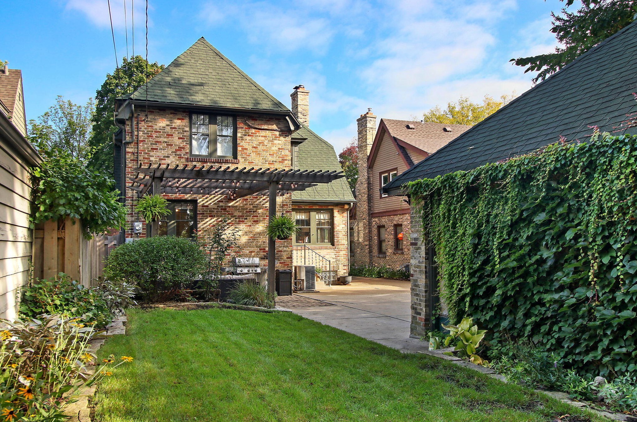 6309 Mckinley Ave, Milwaukee WI 53213-2951 exterior