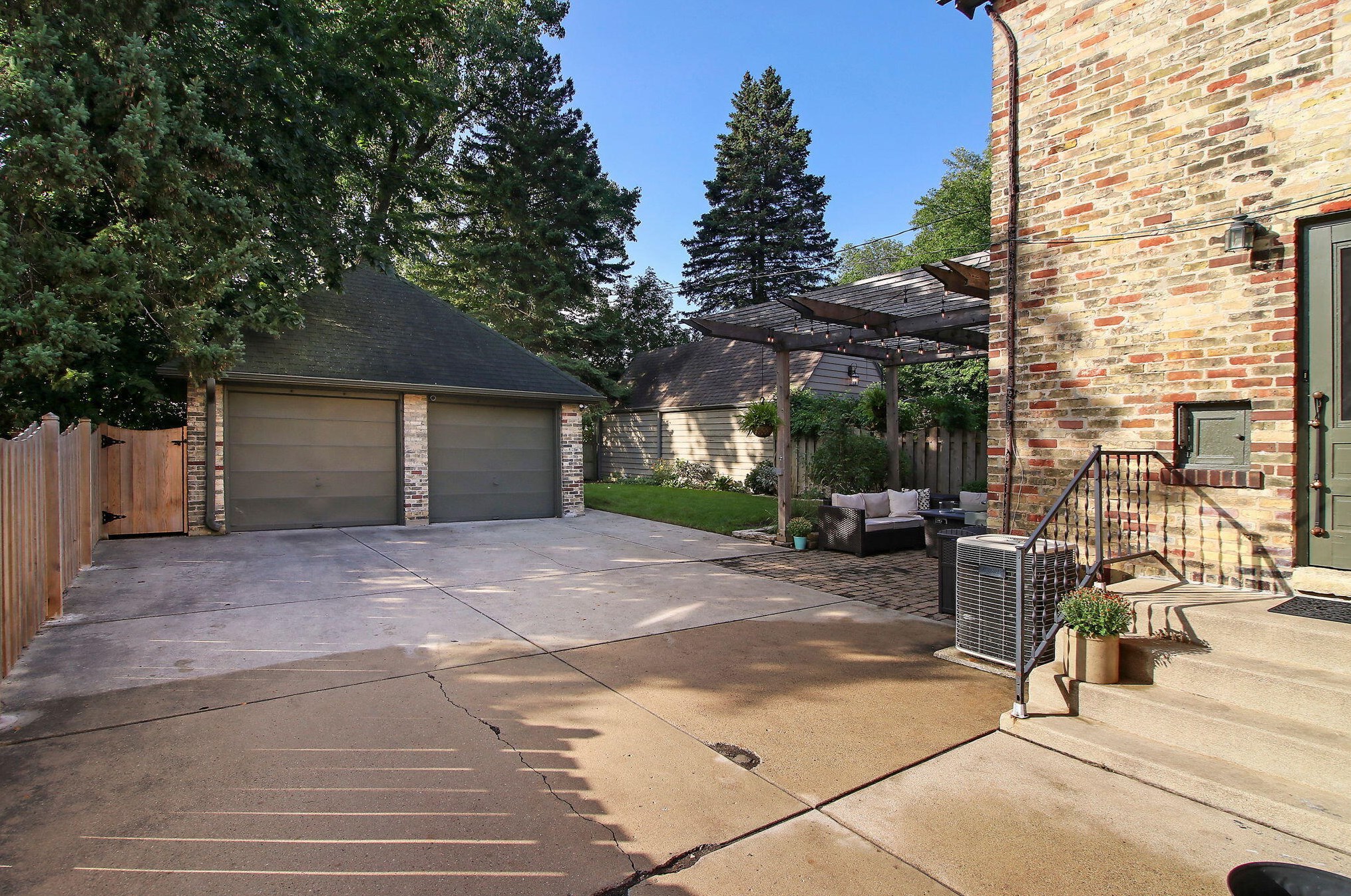 6309 Mckinley Ave, Milwaukee WI 53213-2951 exterior