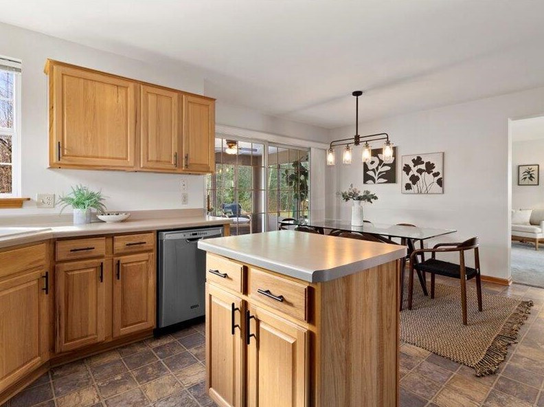 4140 Lakeview Dr, Hales Corners, WI 53132-7304