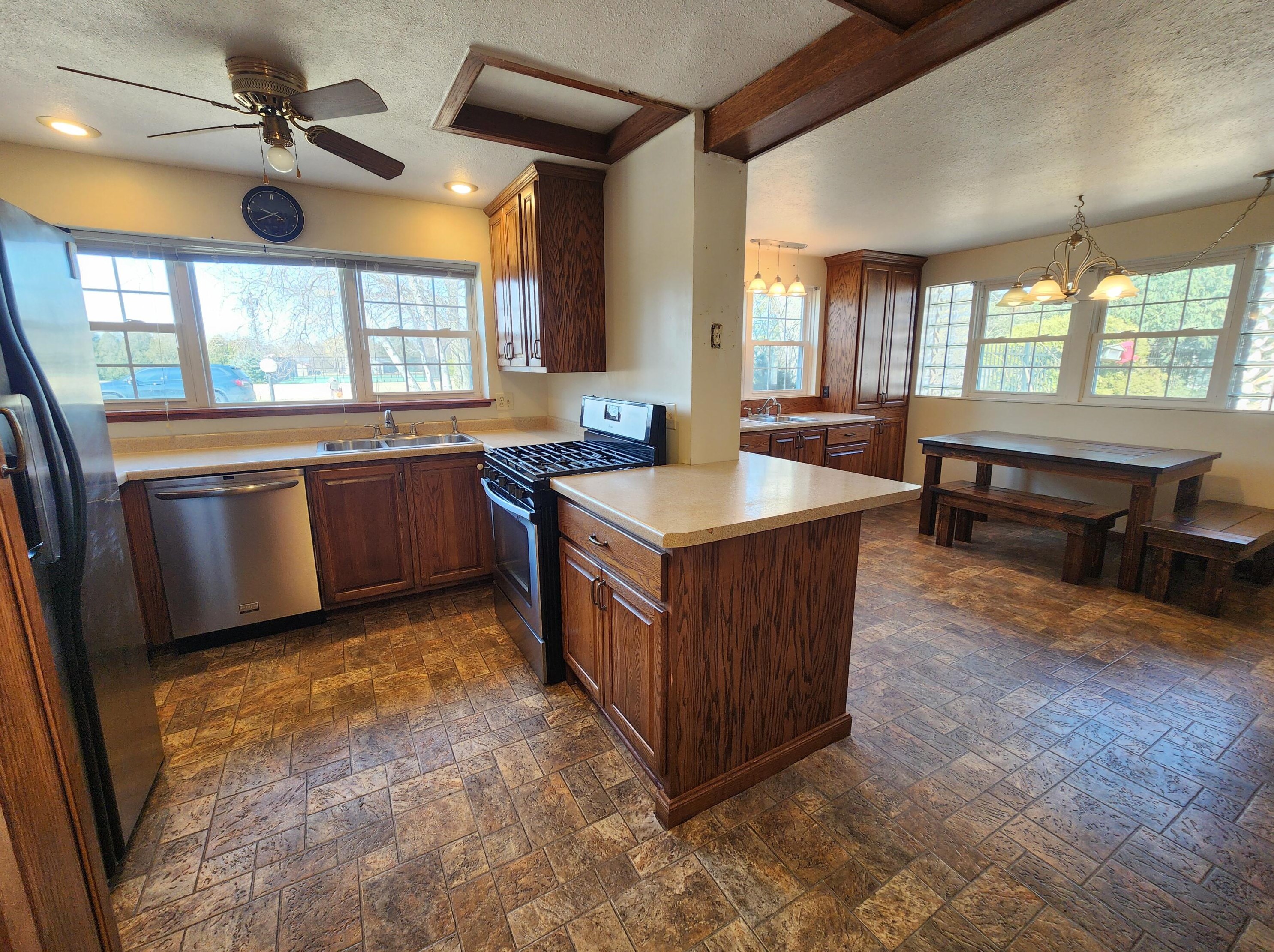 4915 Fairway Dr, Racine, WI 53402-2633