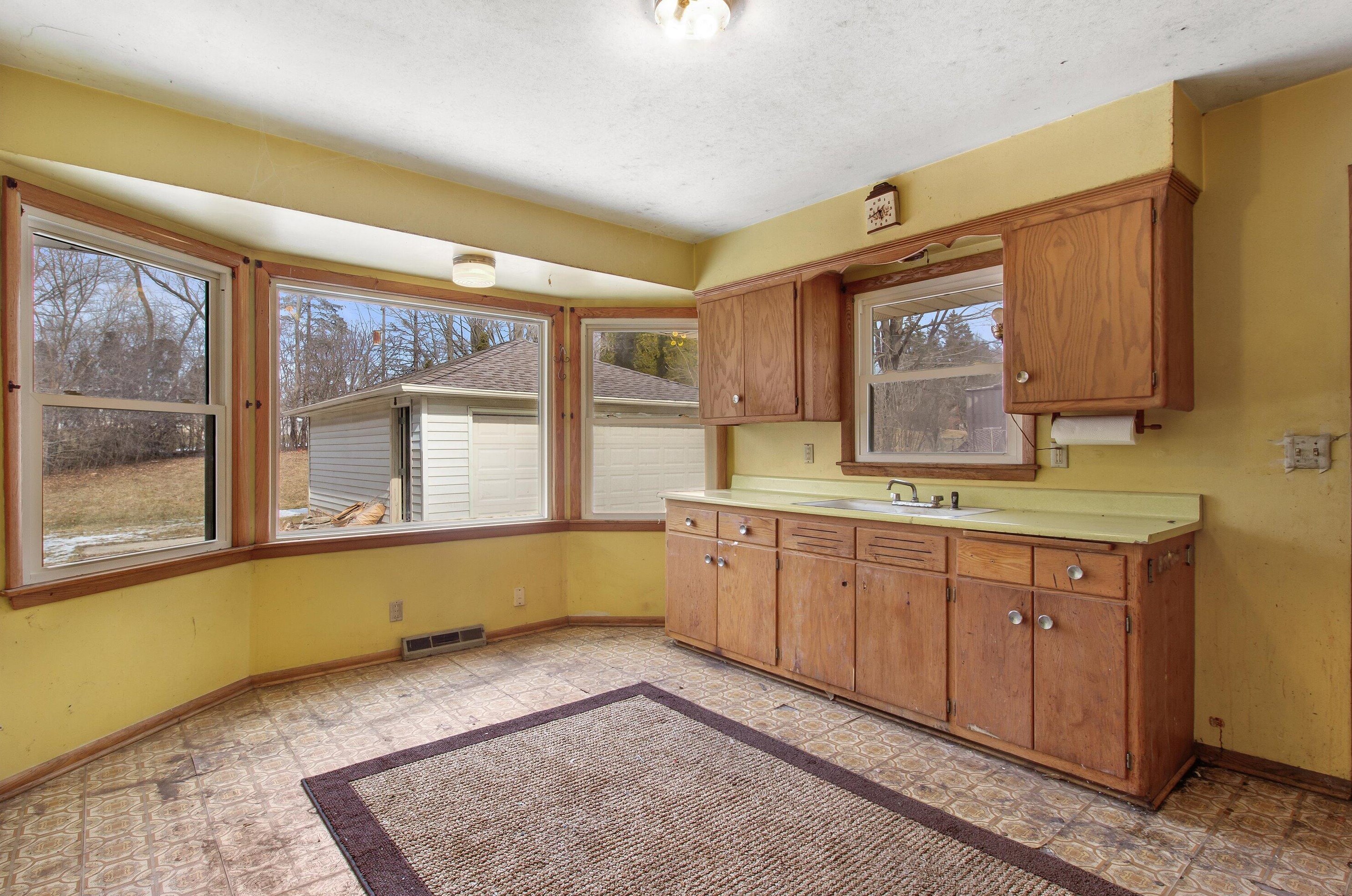 6514 Manchester Dr, Greendale, WI 53129-1215