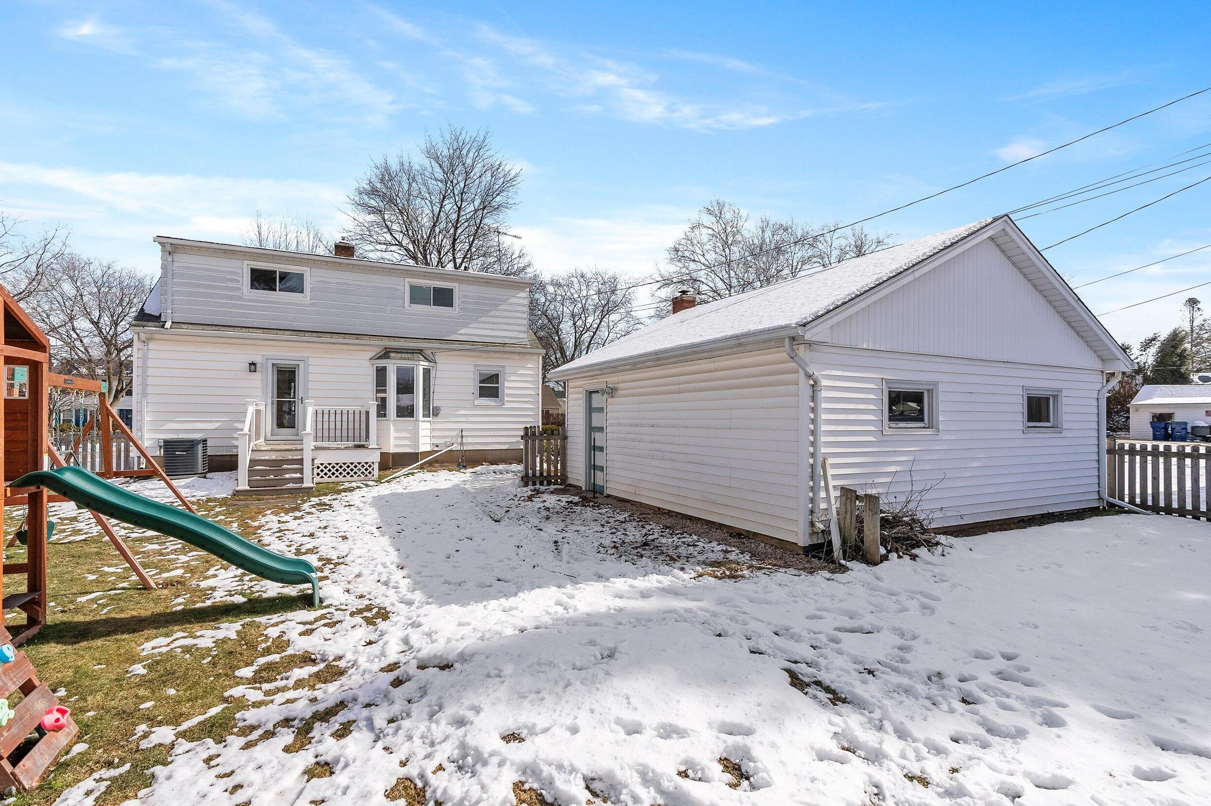 1039 8th Ave, Grafton WI  53024-1813 exterior