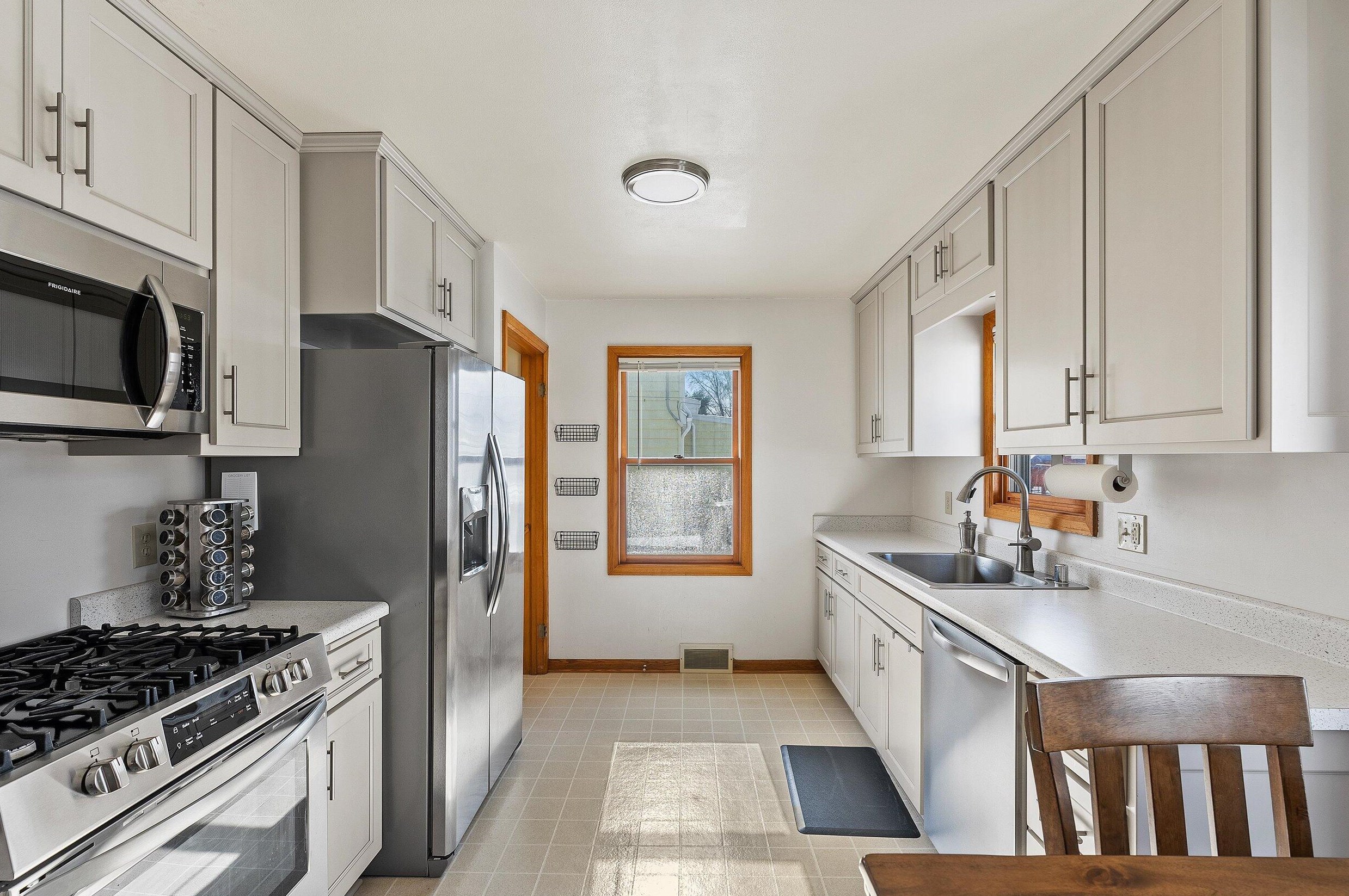 1039 8th Ave, Grafton WI  53024-1813 exterior