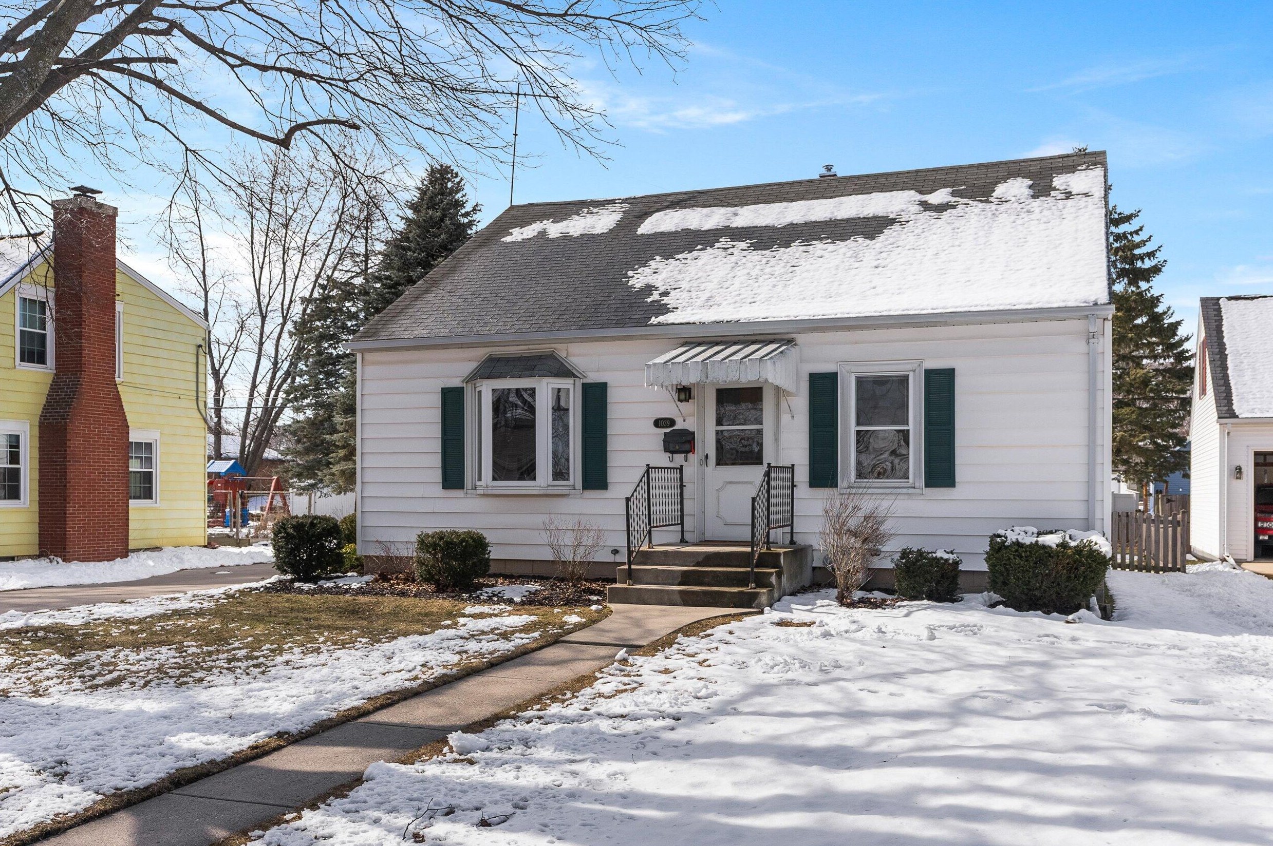 1039 8th Ave, Grafton WI  53024-1813 exterior