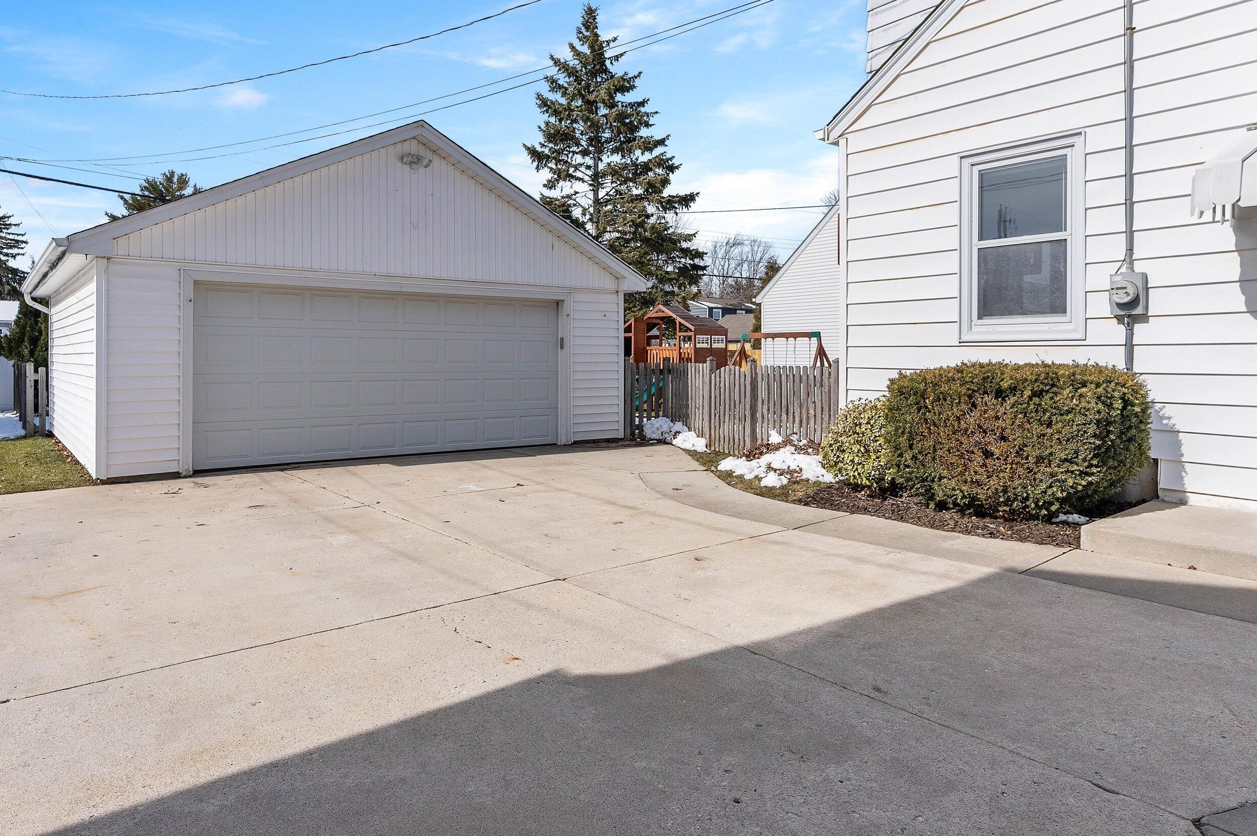 1039 8th Ave, Grafton WI  53024-1813 exterior