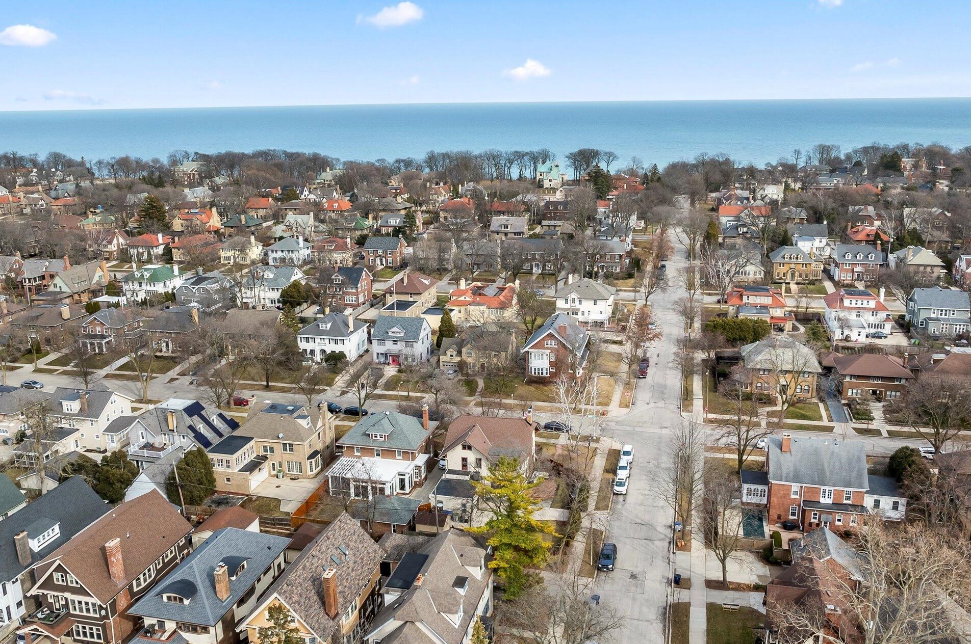 3405 Hackett Ave, Milwaukee WI  53211-2946 exterior