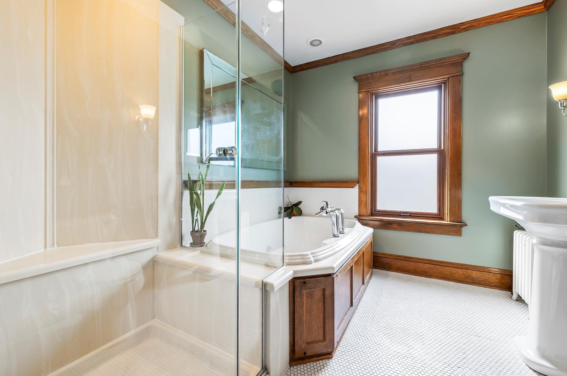 3405 Hackett Ave, Milwaukee WI  53211-2946 exterior