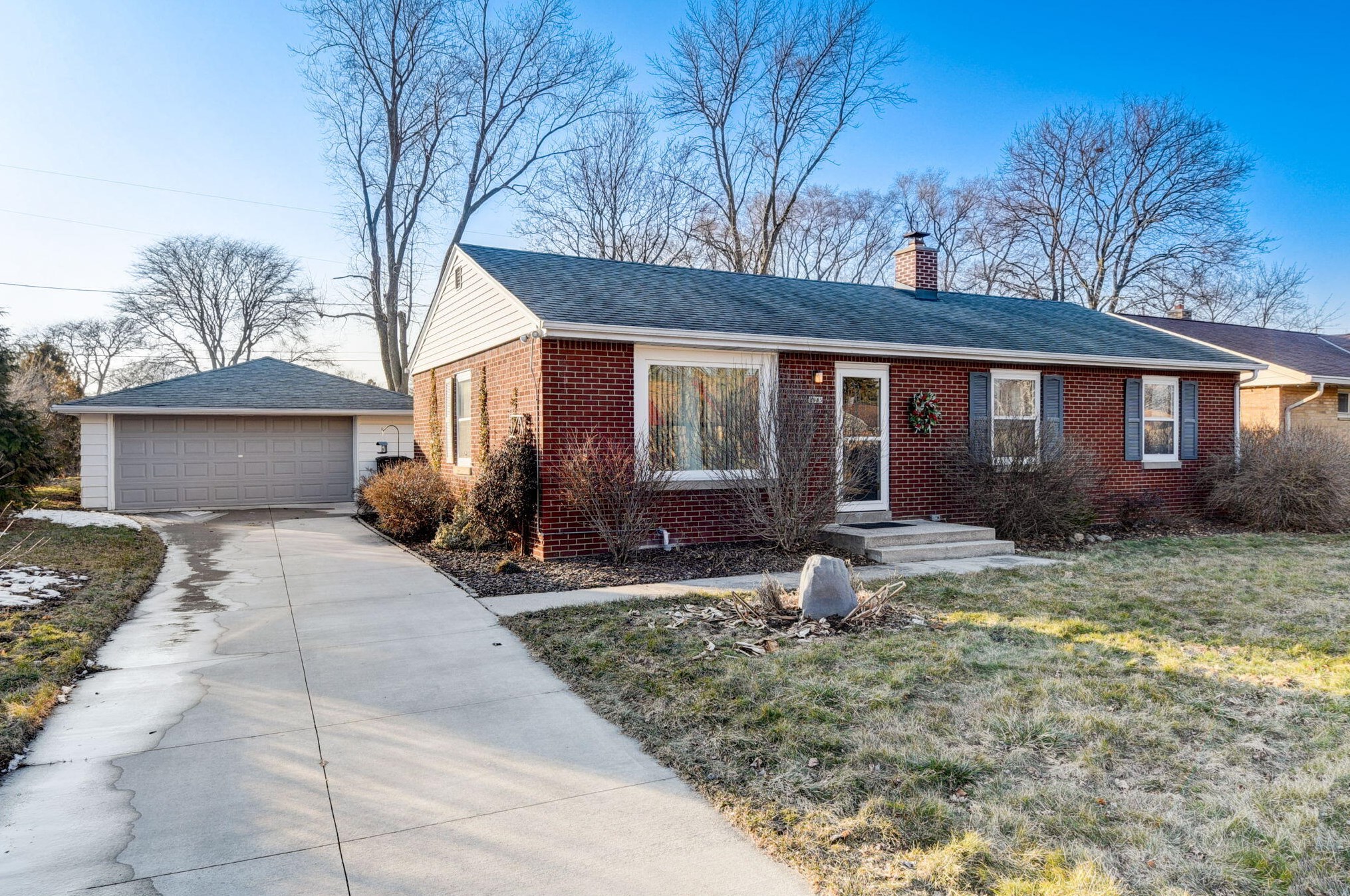 8945 Navajo Rd, Milwaukee WI  53217-1747 exterior
