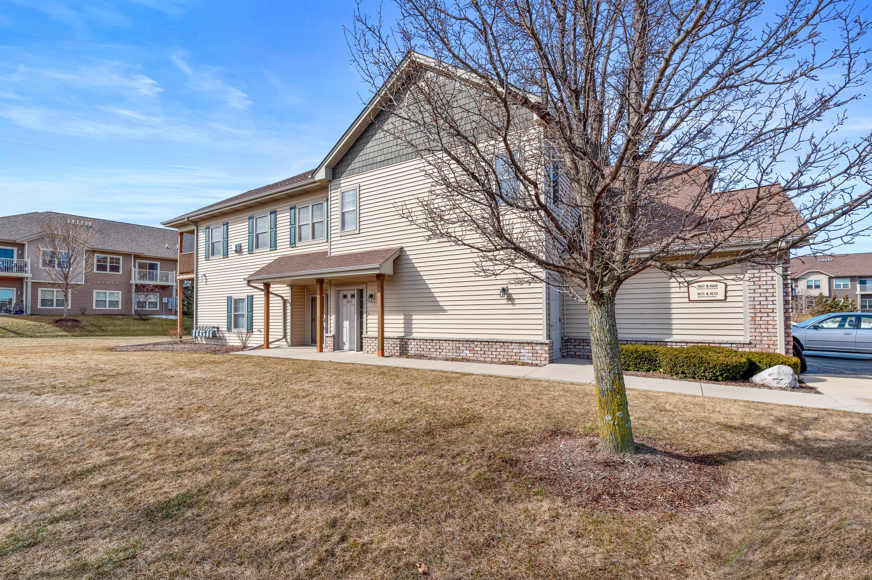 1663 New Port Vista Dr, Grafton, WI 53024