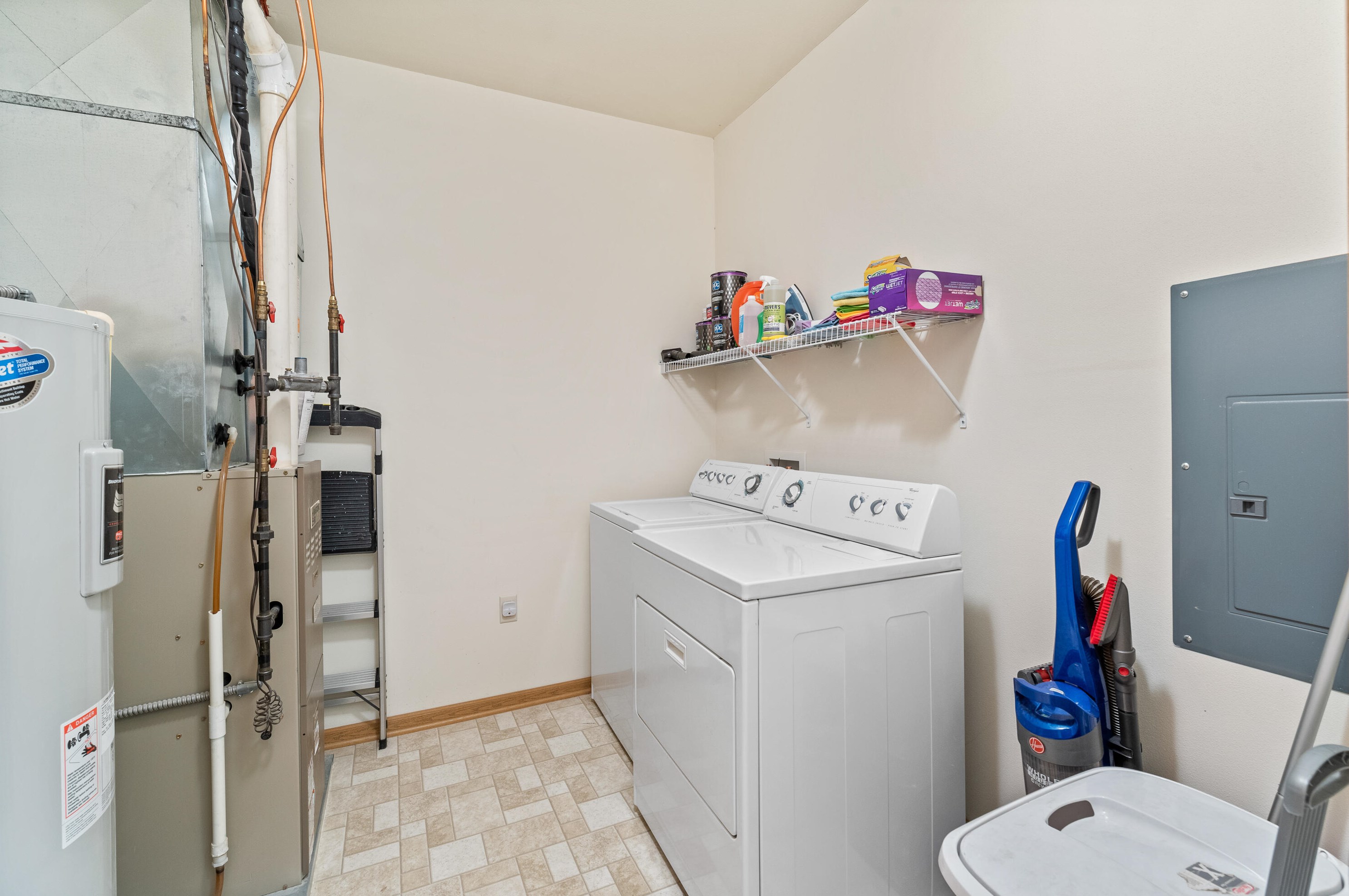 1663 New Port Vista Dr, Grafton WI  53024-9383 exterior