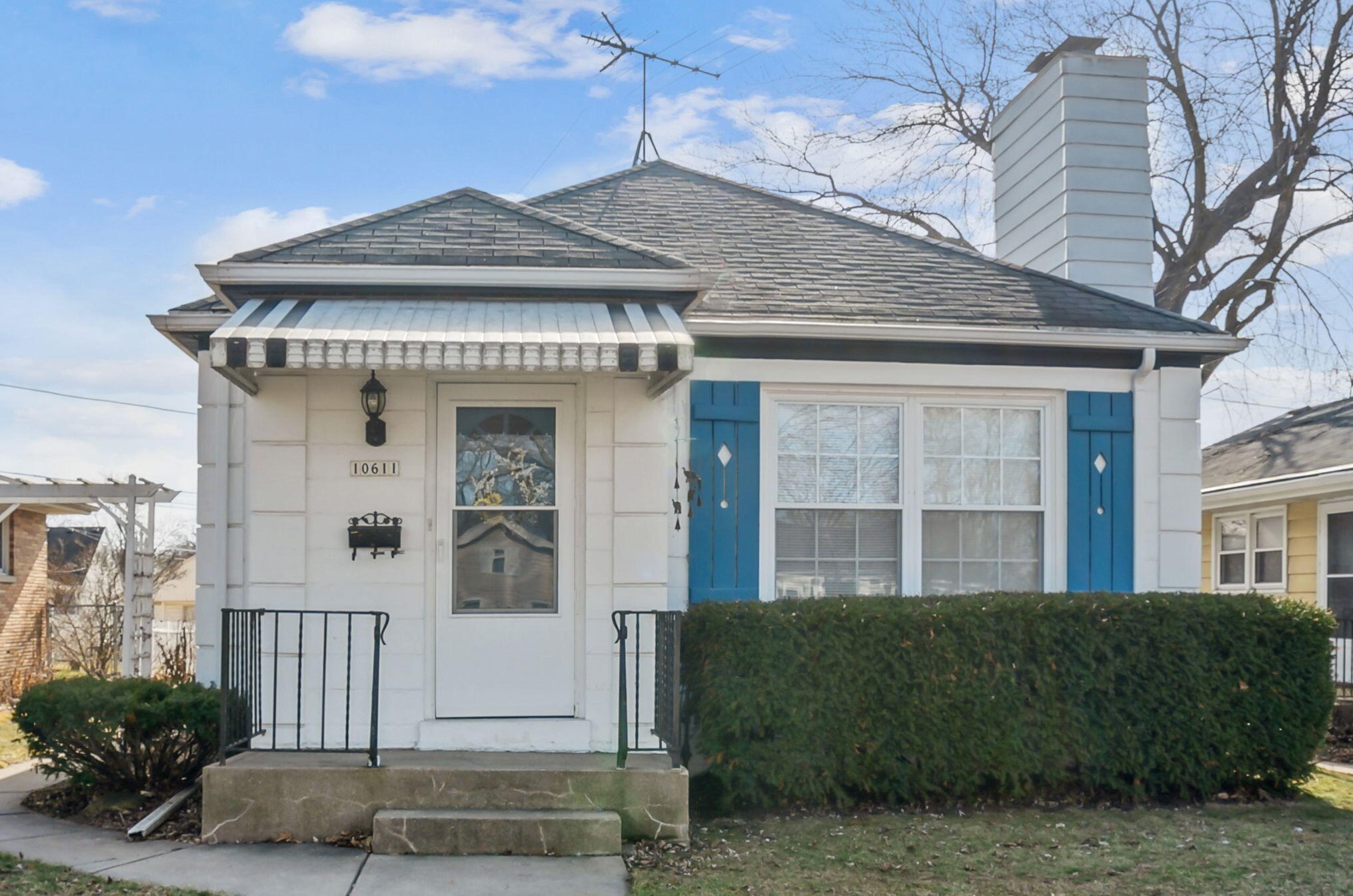 10611 Manor Park Dr, Milwaukee, WI 53227-1244