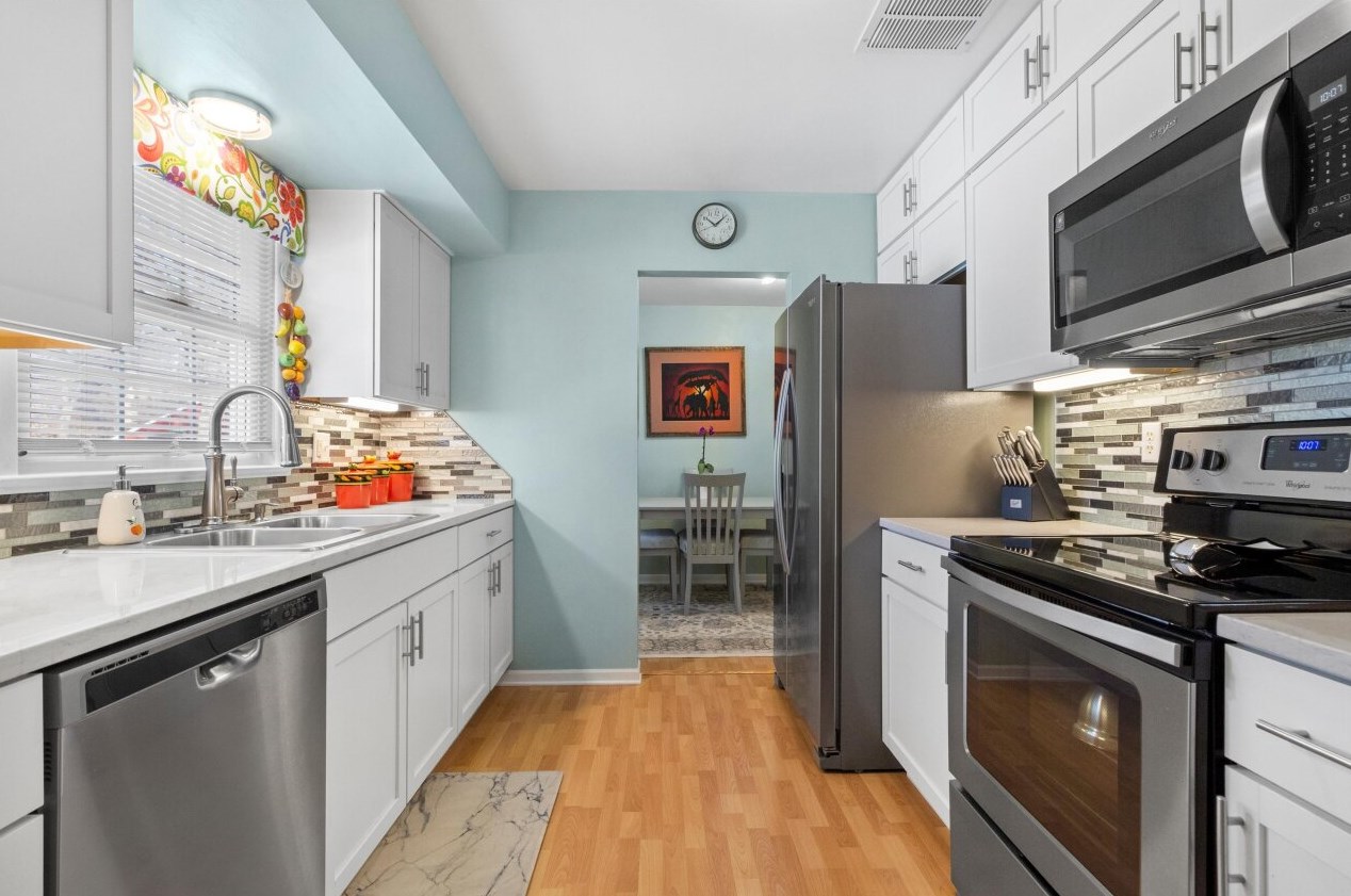 6477 56th St, Milwaukee, WI 53223-5947