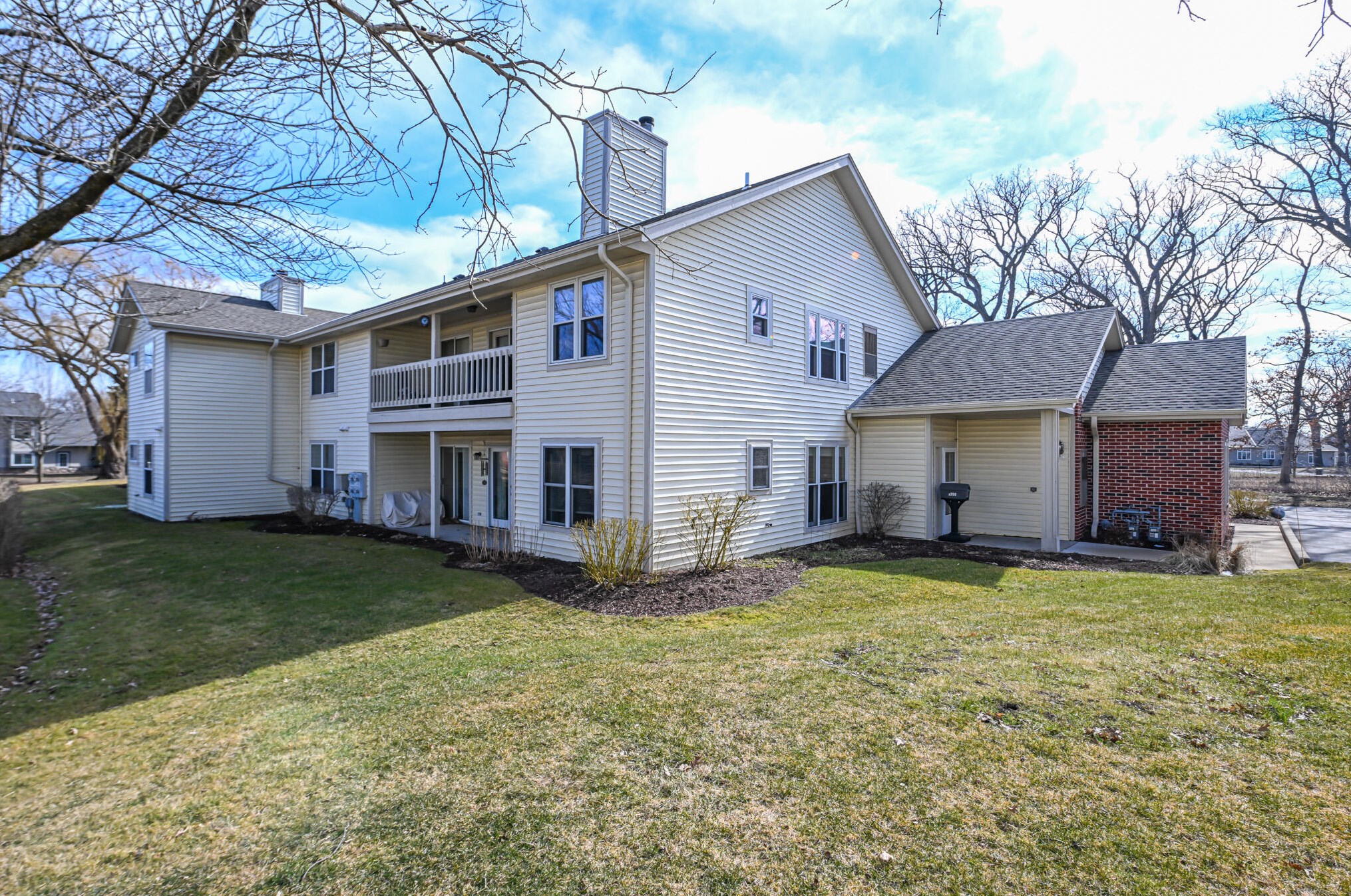 5260 Acorn Ln, Milwaukee, WI 53221-3016