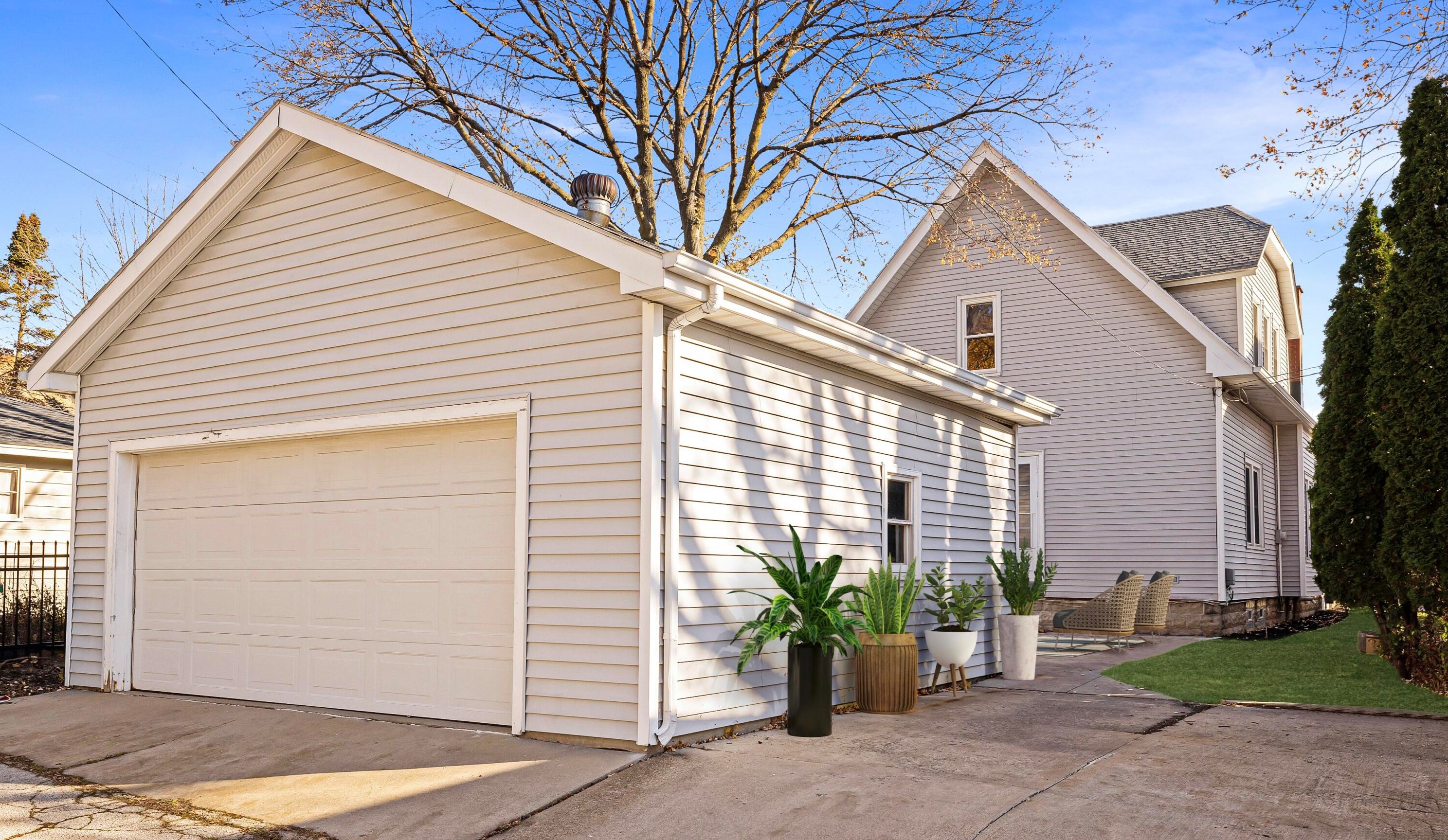 3555 Murray Ave, Milwaukee WI  53211-2525 exterior