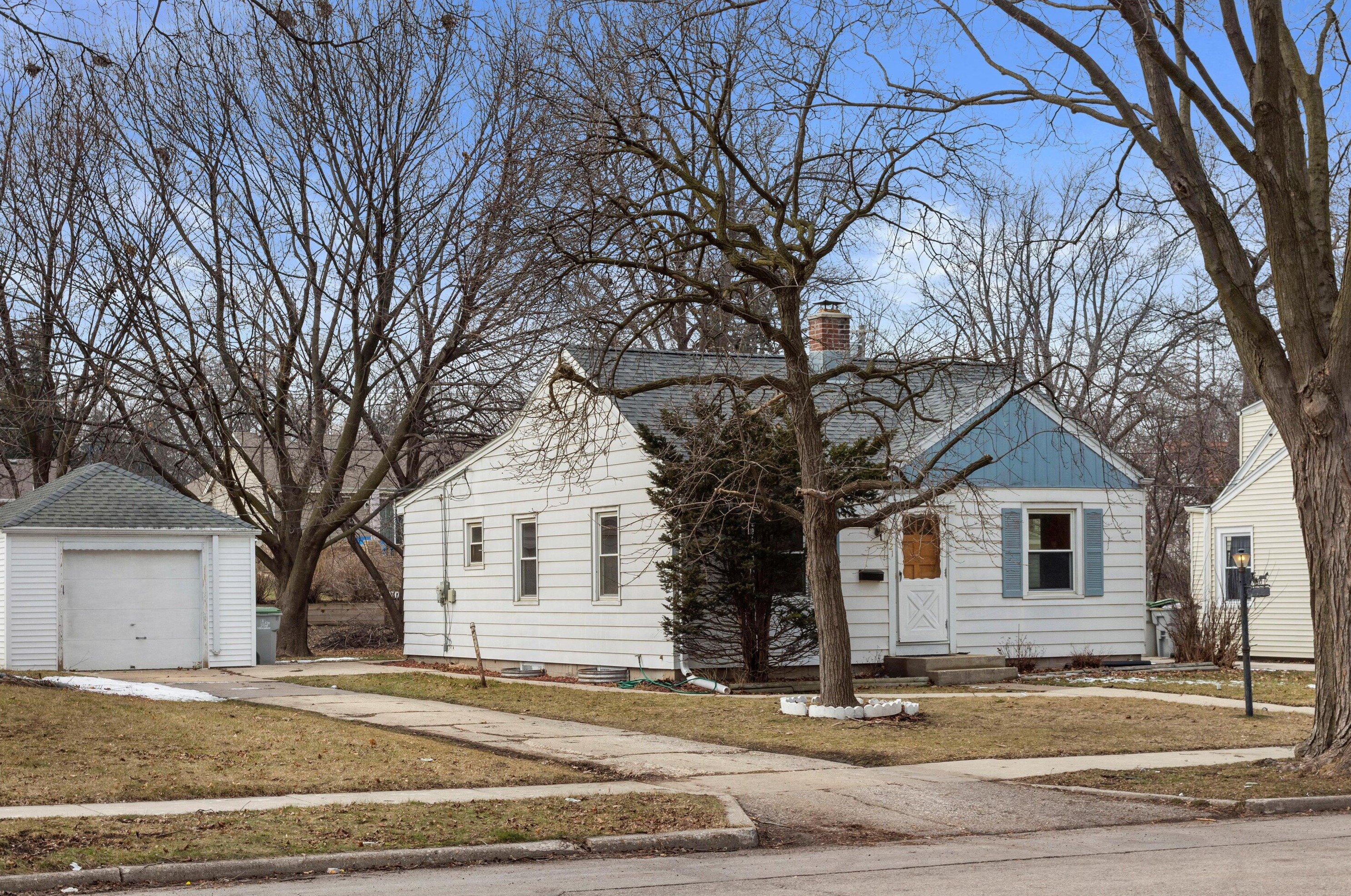 4921 74th St, Milwaukee WI  53218-3822 exterior