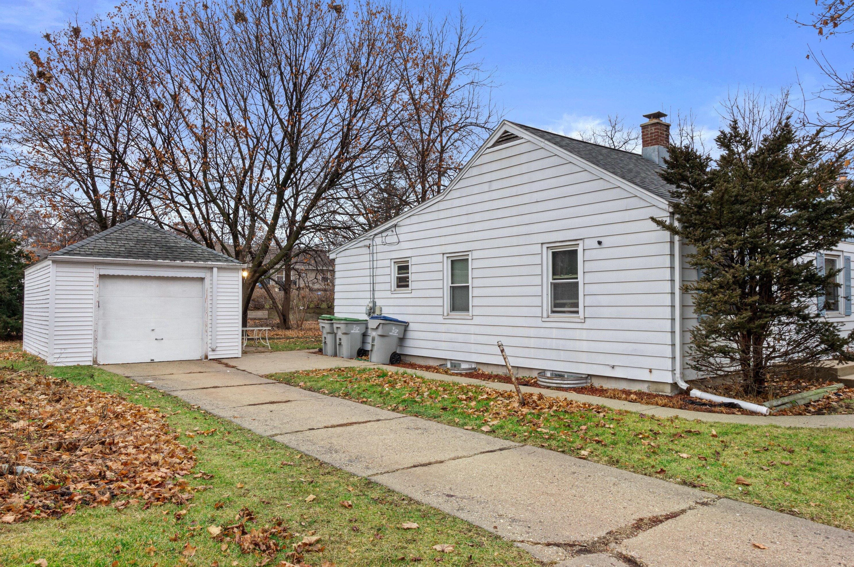 4921 74th St, Milwaukee WI  53218-3822 exterior