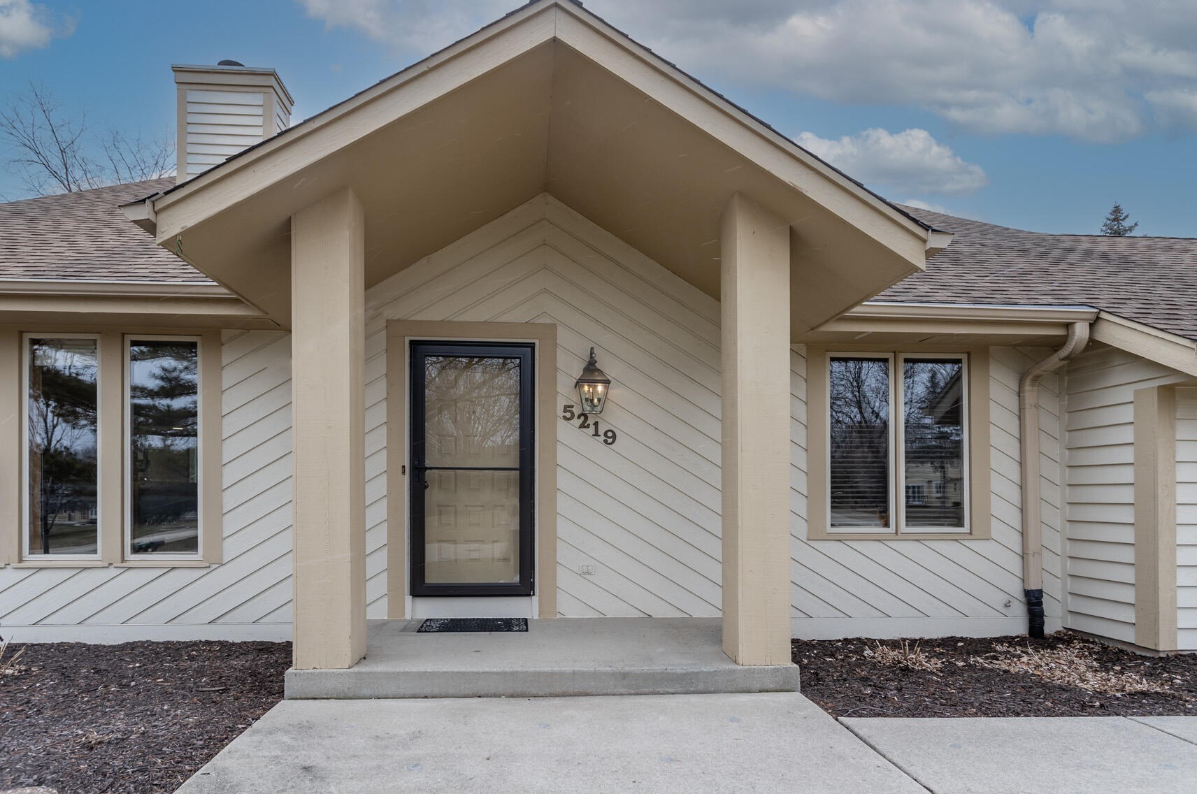 5219 Robinwood Ln, Hales Corners, WI 53130