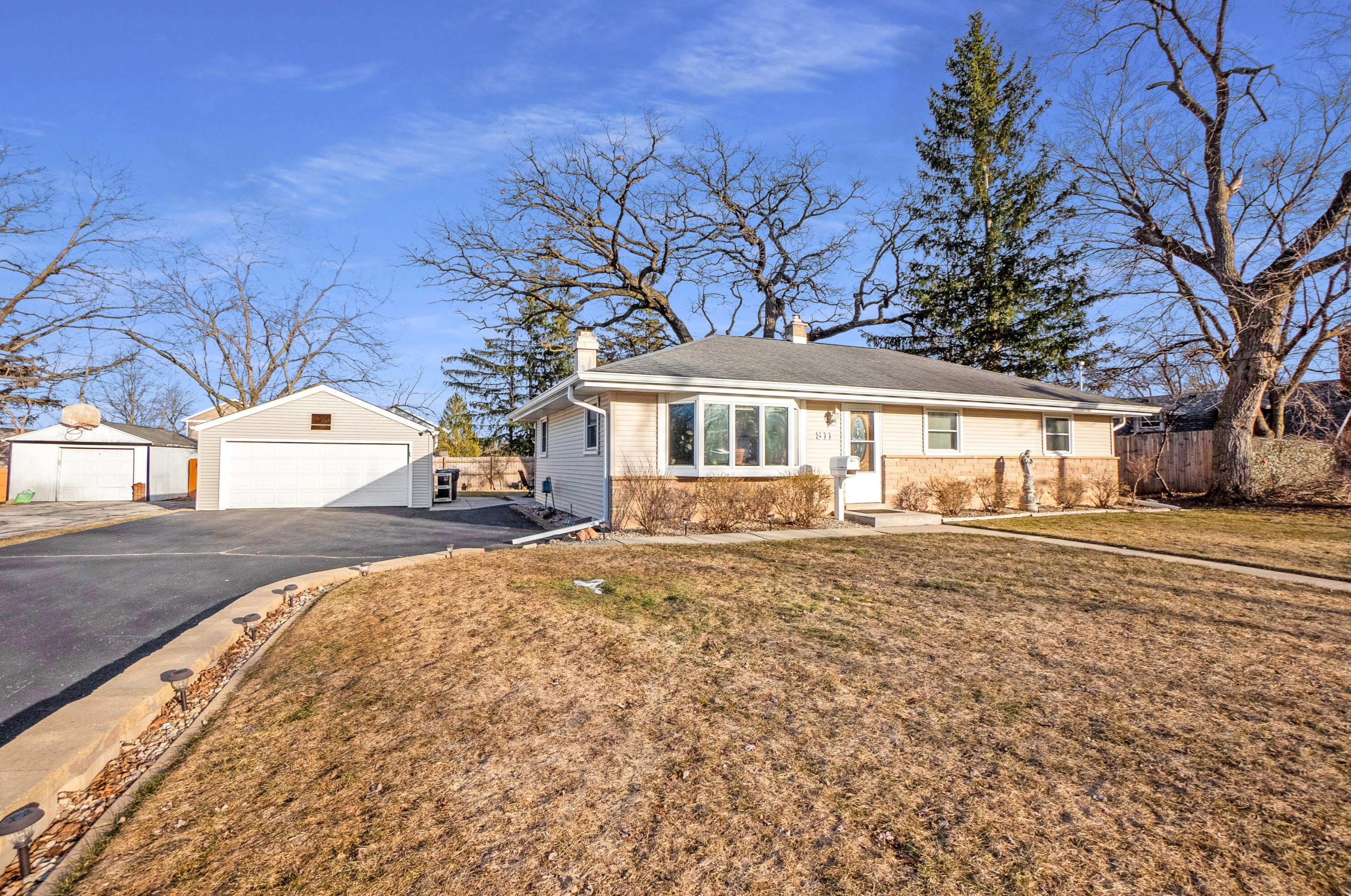 911 Westowne Ave, Waukesha, WI 53188-2837