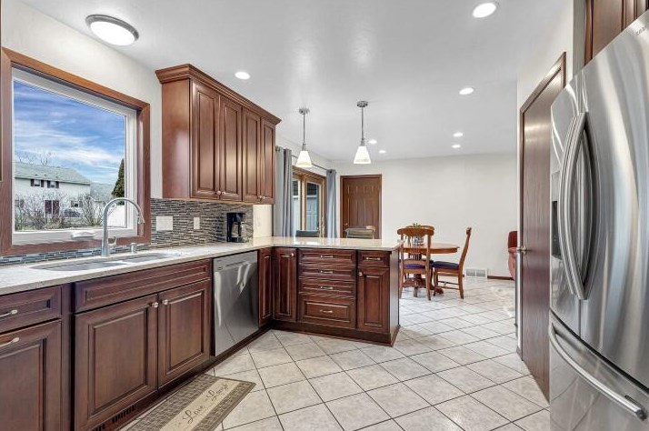 3712 Highcliff Ct, Sheboygan, WI 53083-3017