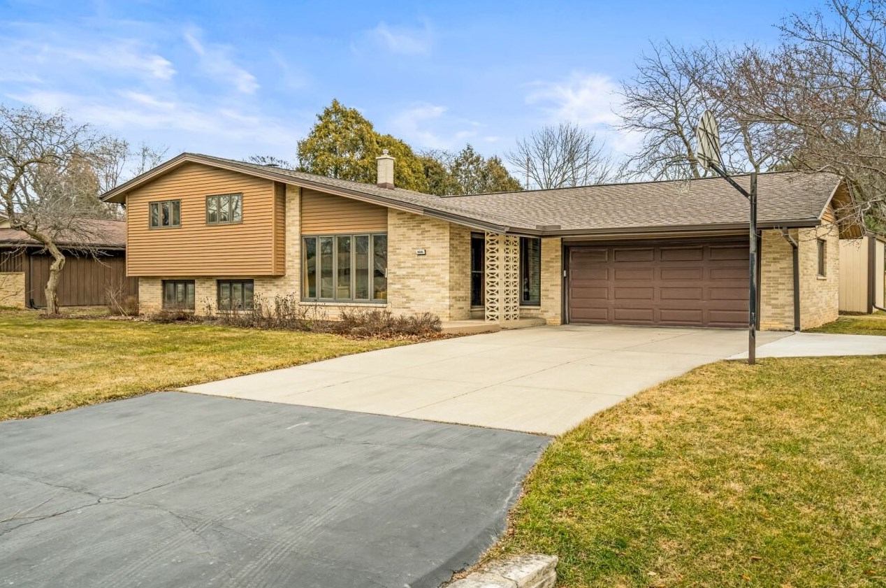 8600 Point Dr, Milwaukee, WI 53217-2354