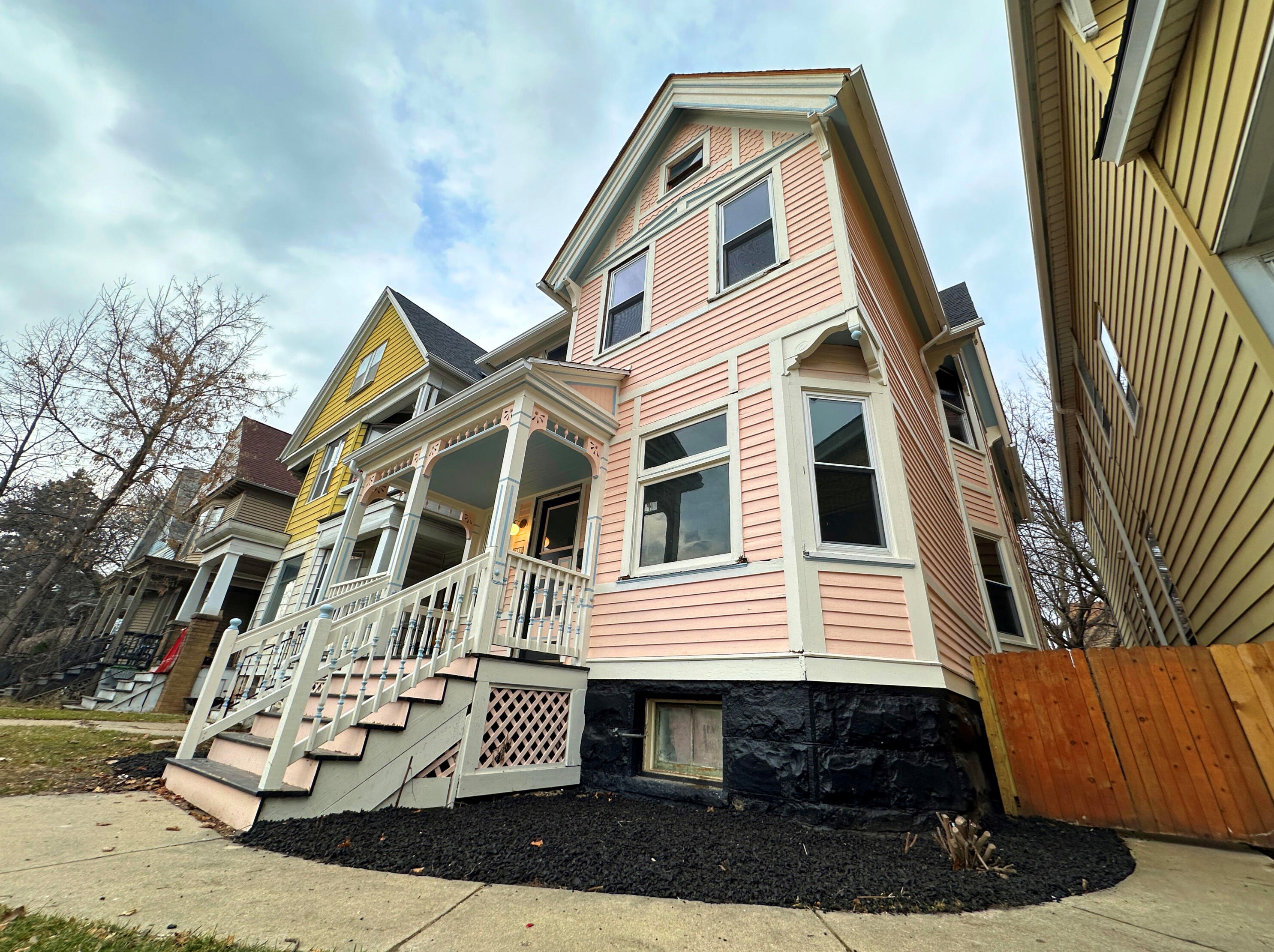 2530 Oakland Ave, Milwaukee WI  53211-3930 exterior