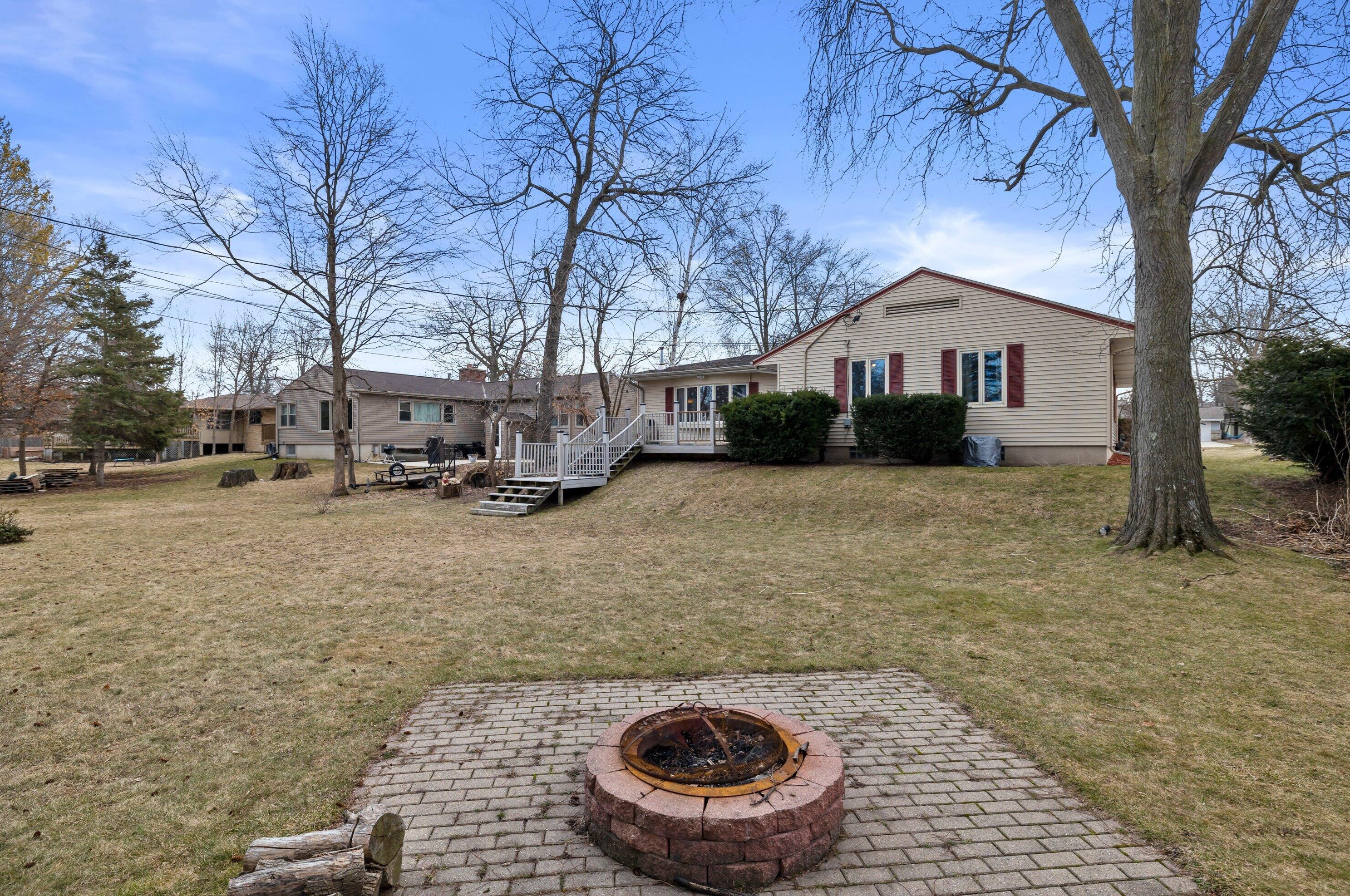 284 Vine St, West Bend, WI 53095-4735
