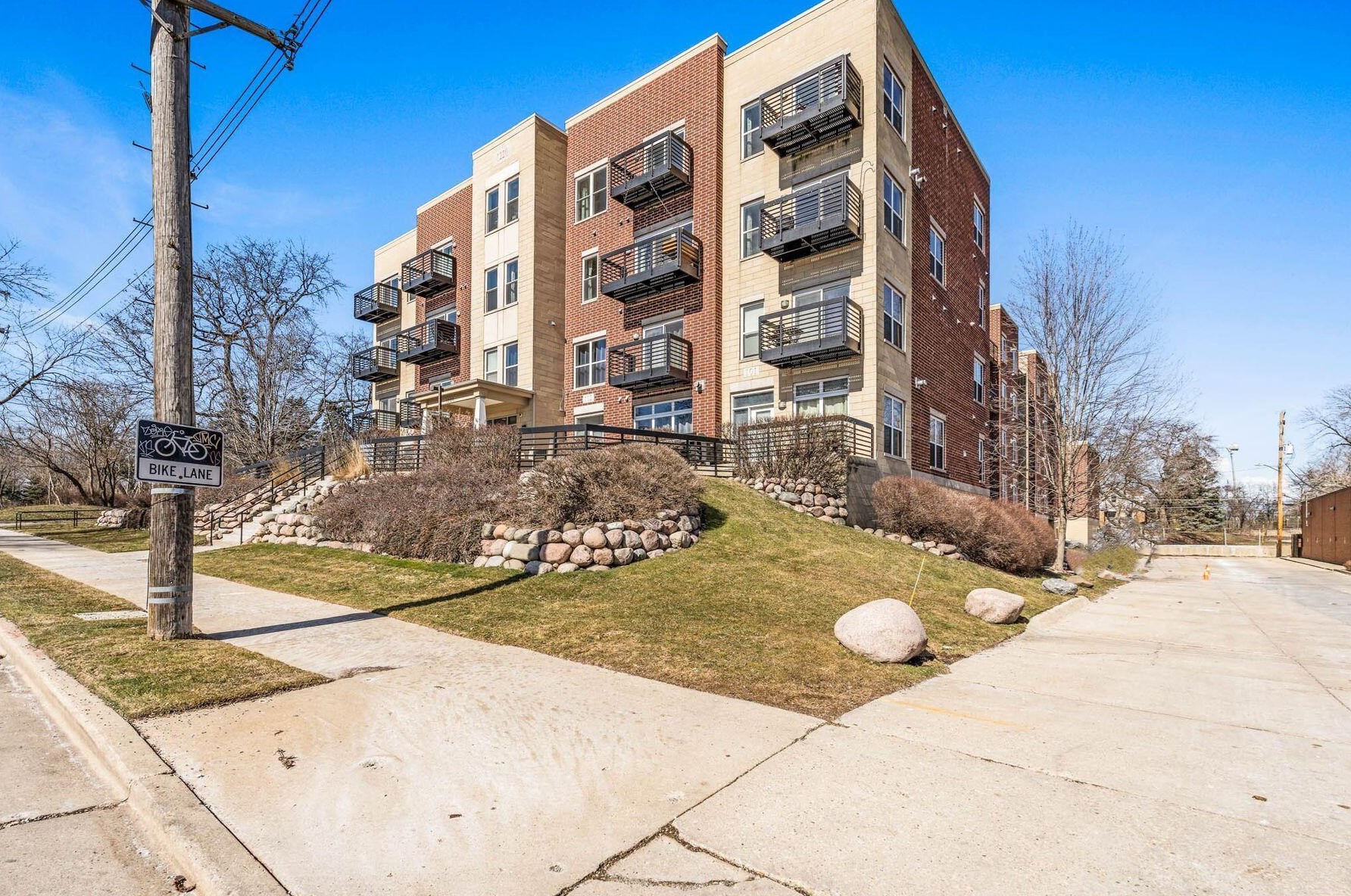 1220 Locust St, Milwaukee WI  53212-2642 exterior