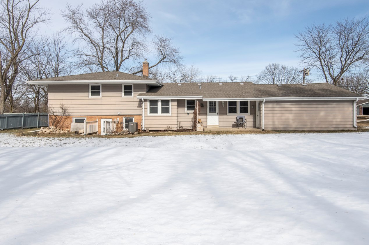 418 Lookout Dr, Pewaukee, WI 53072-3620
