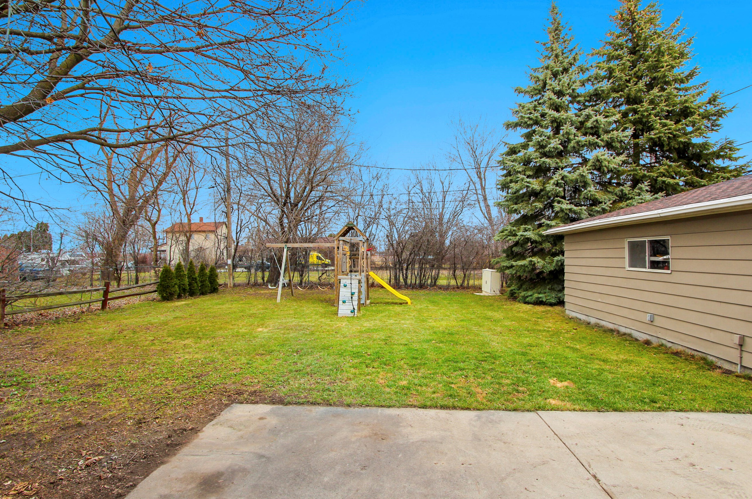 2610 W Sycamore Ave, Oak Creek, WI 53154