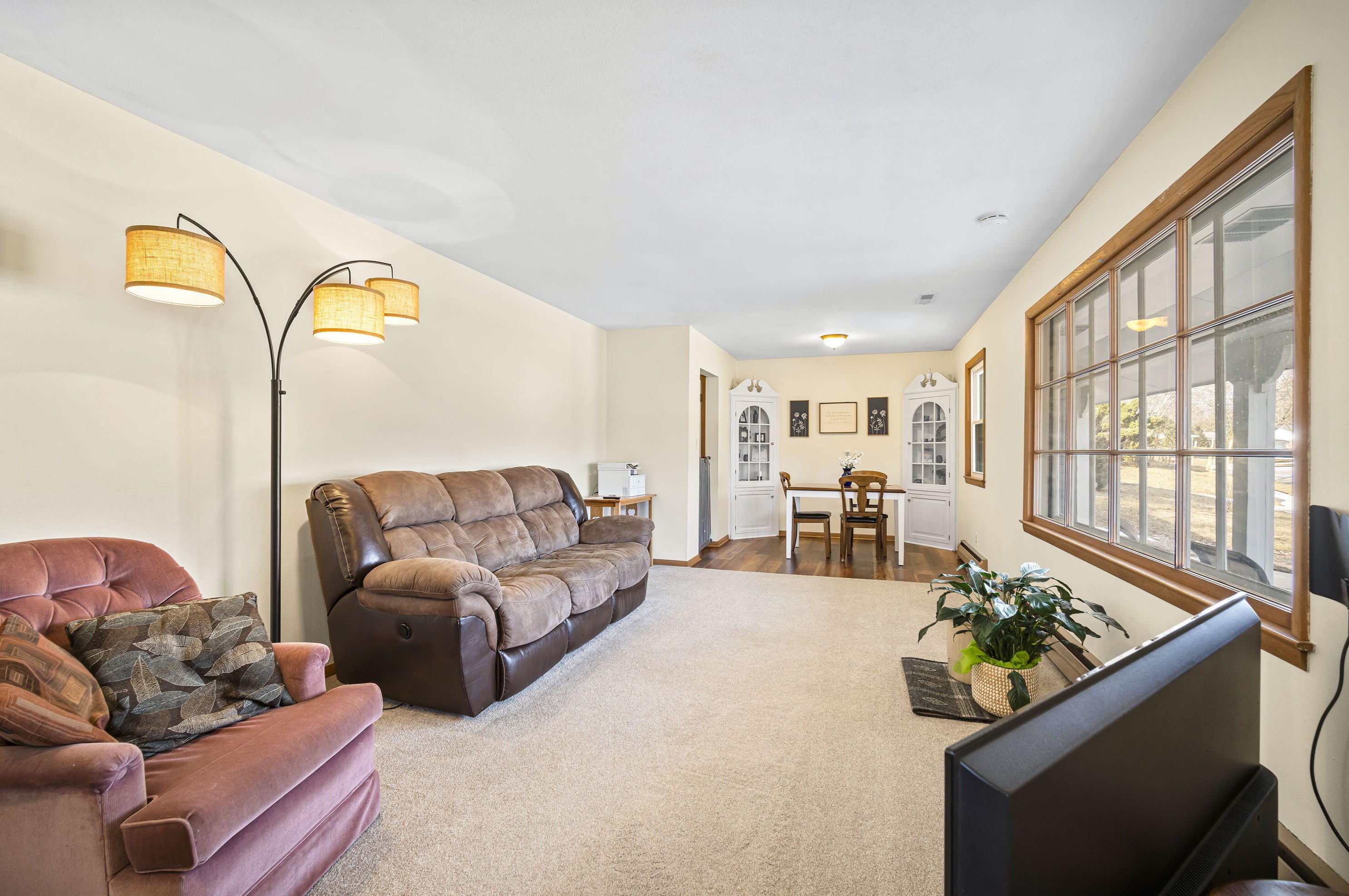 712 Meadowbrook Dr, West Bend, WI 53090-2306