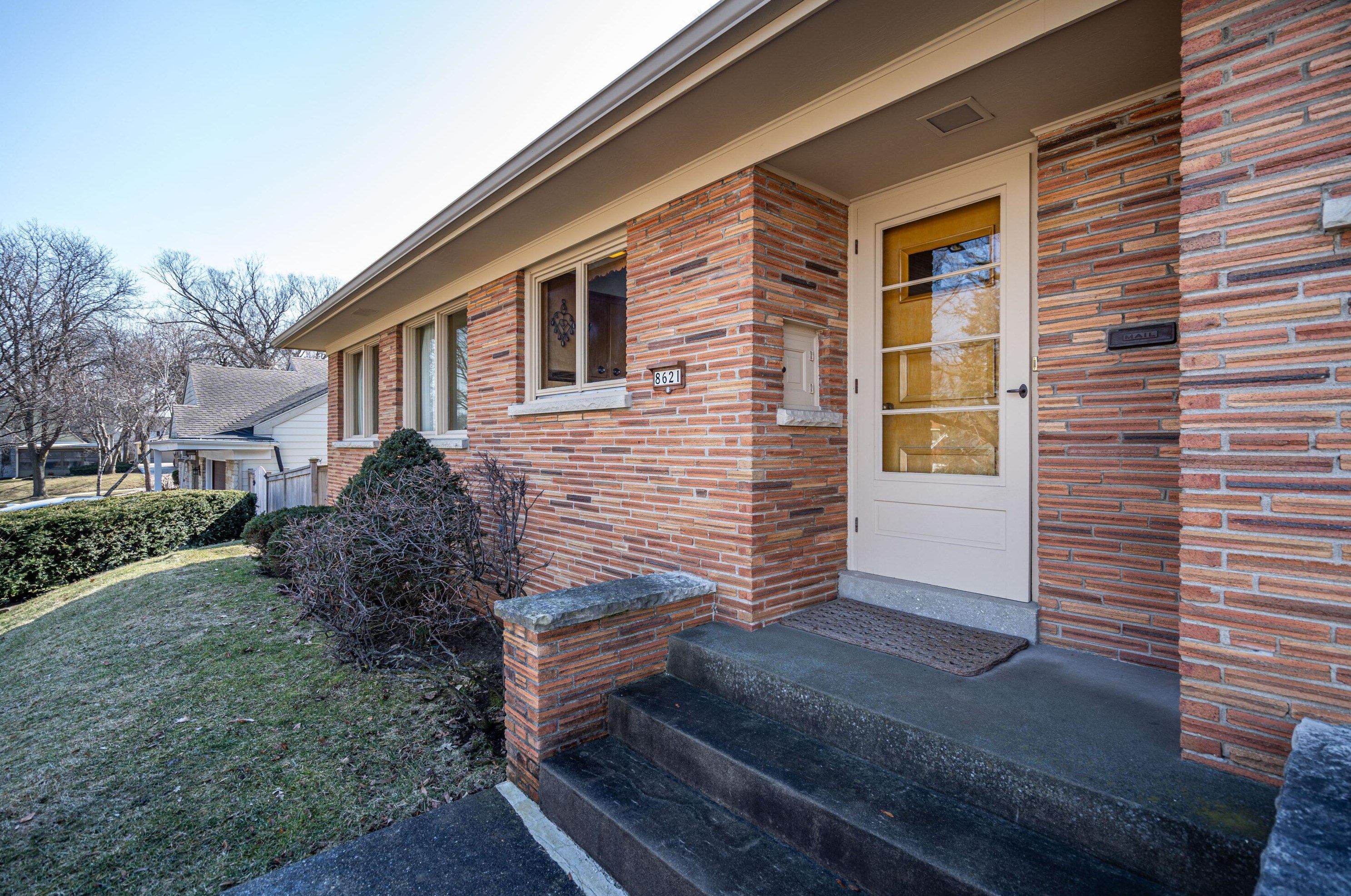 8621 Ravenswood Cir, Milwaukee, WI 53226-4657