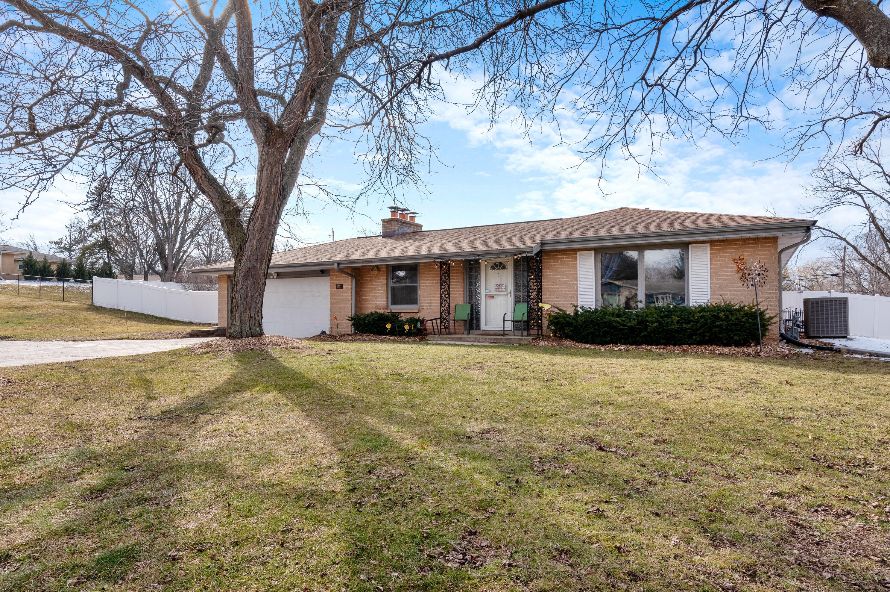 3231 S El Dorado Dr, Waukesha, WI 53151