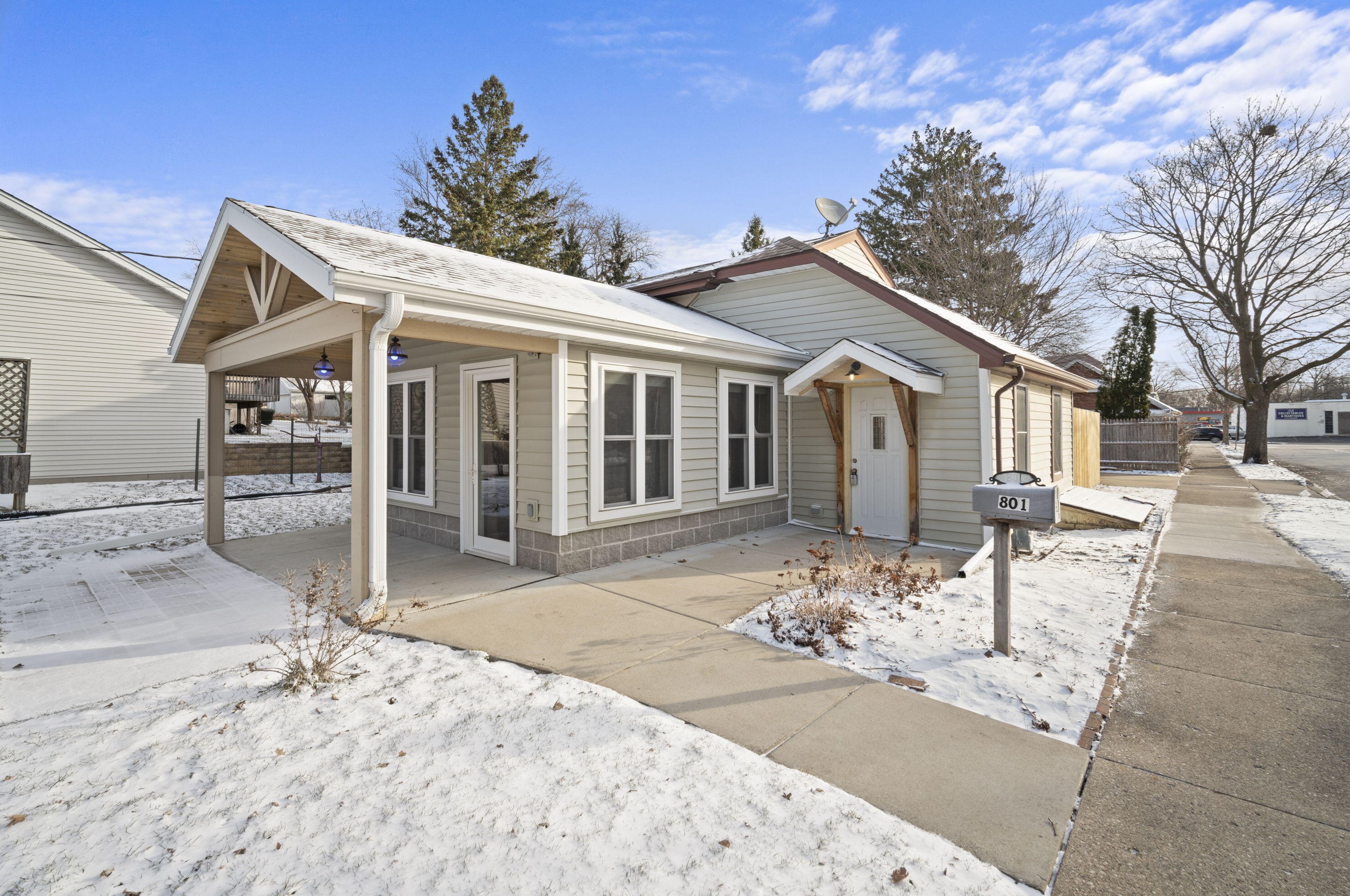 801 Westowne Ave, Waukesha, WI 53188