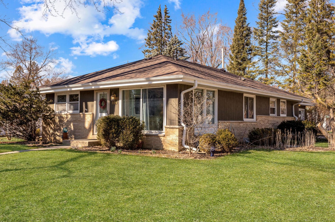 704 Montclaire Ave, Milwaukee, WI 53217-4444