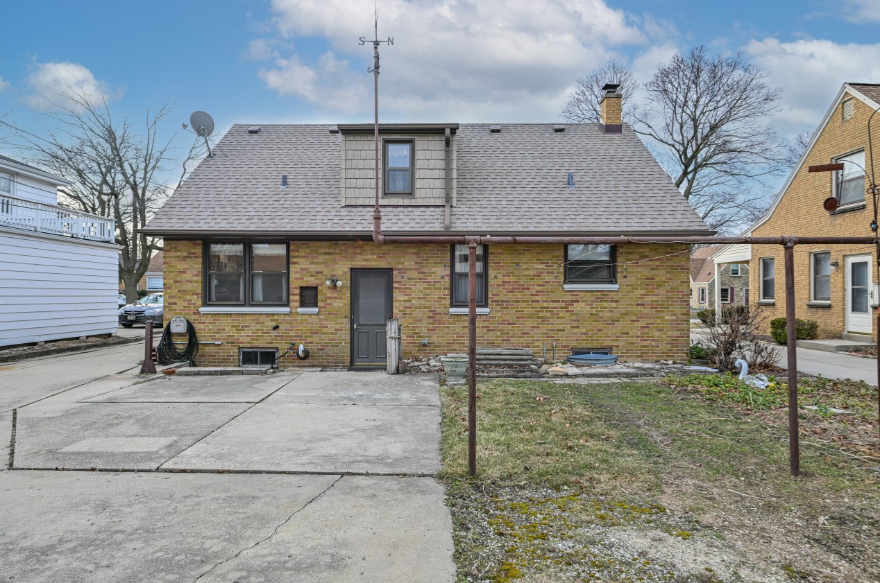 524 106, Milwaukee WI 53225-3205 exterior