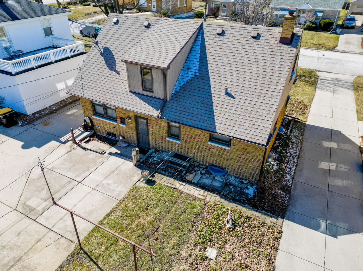 524 106, Milwaukee WI 53225-3205 exterior