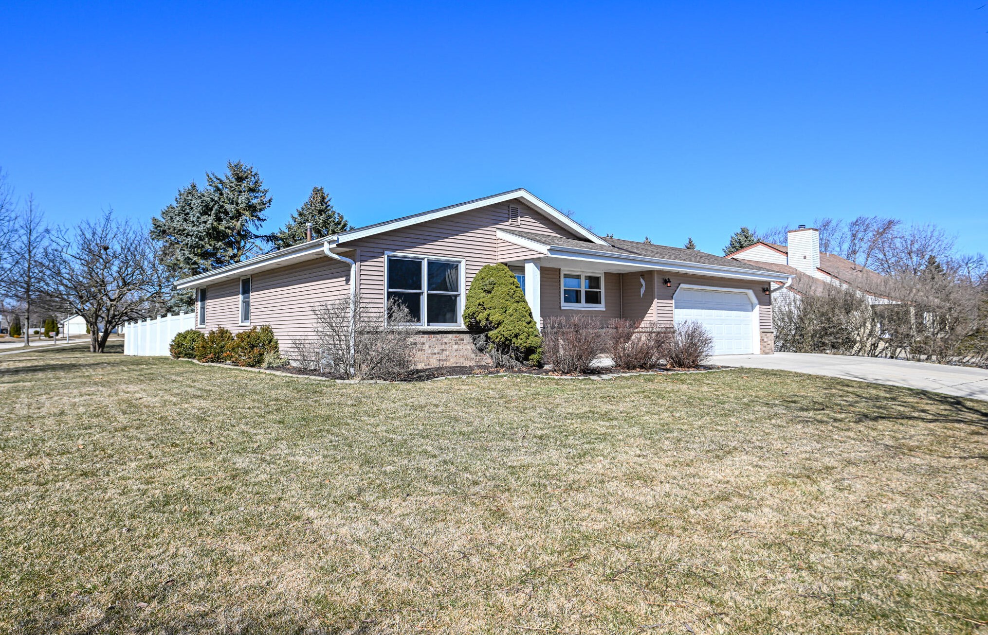 10571 Mcgraw Dr, Oak Creek, WI 53154-6428