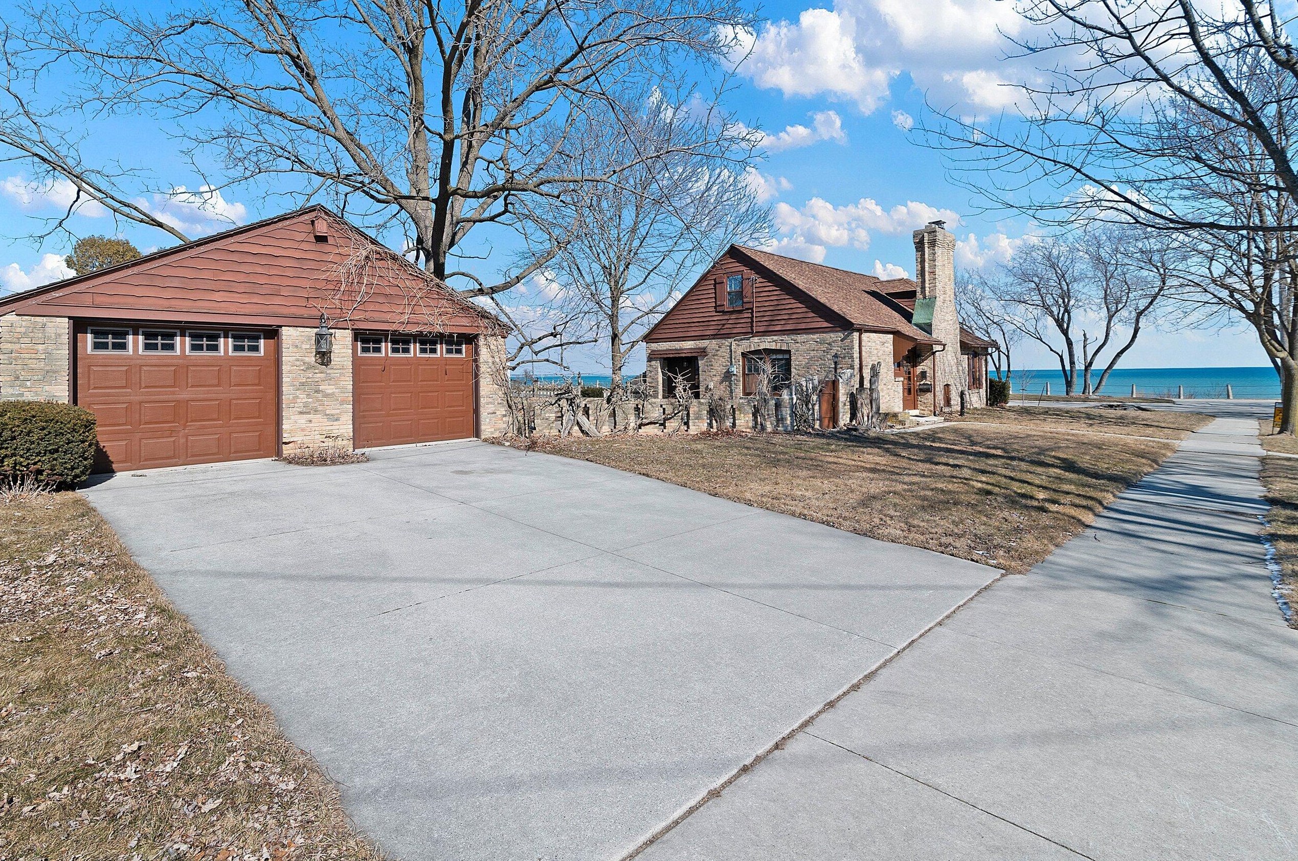 2214 Lakeside Blvd, Manitowoc, WI 54220