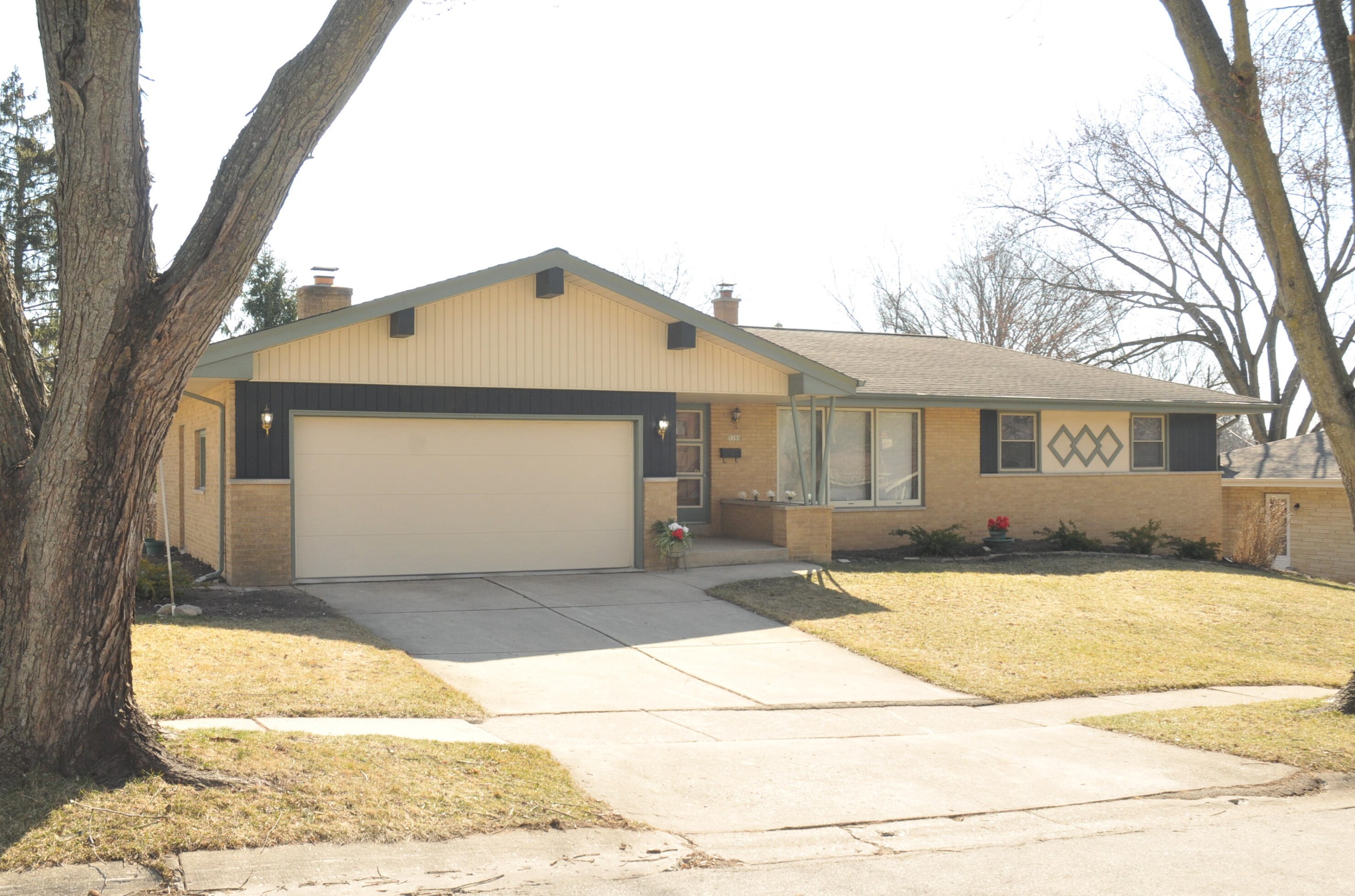 5380 Orchard Ln, Greendale, WI 53129-2567