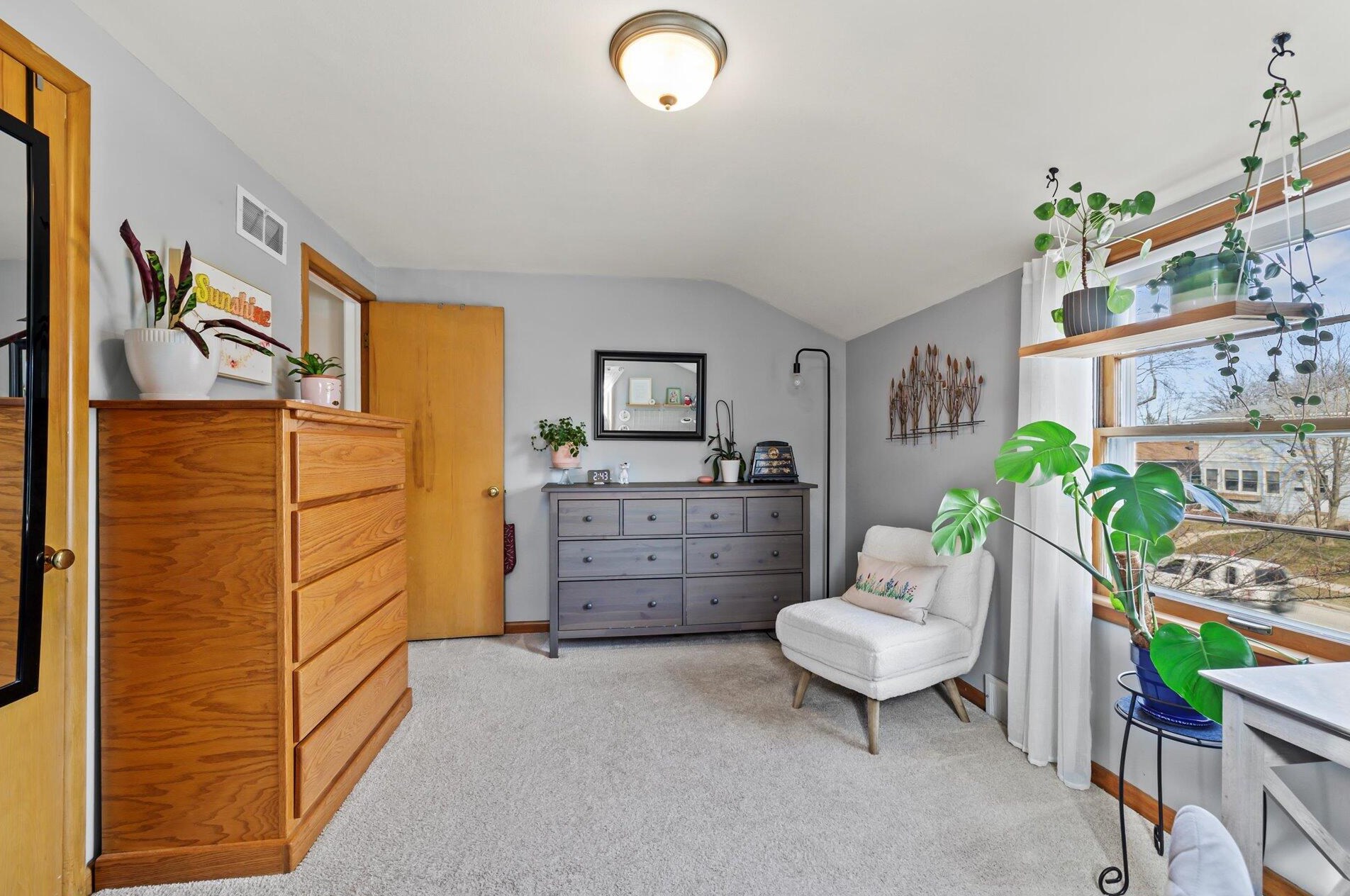 5331 Lydell Ave, Milwaukee WI  53217-5004 exterior