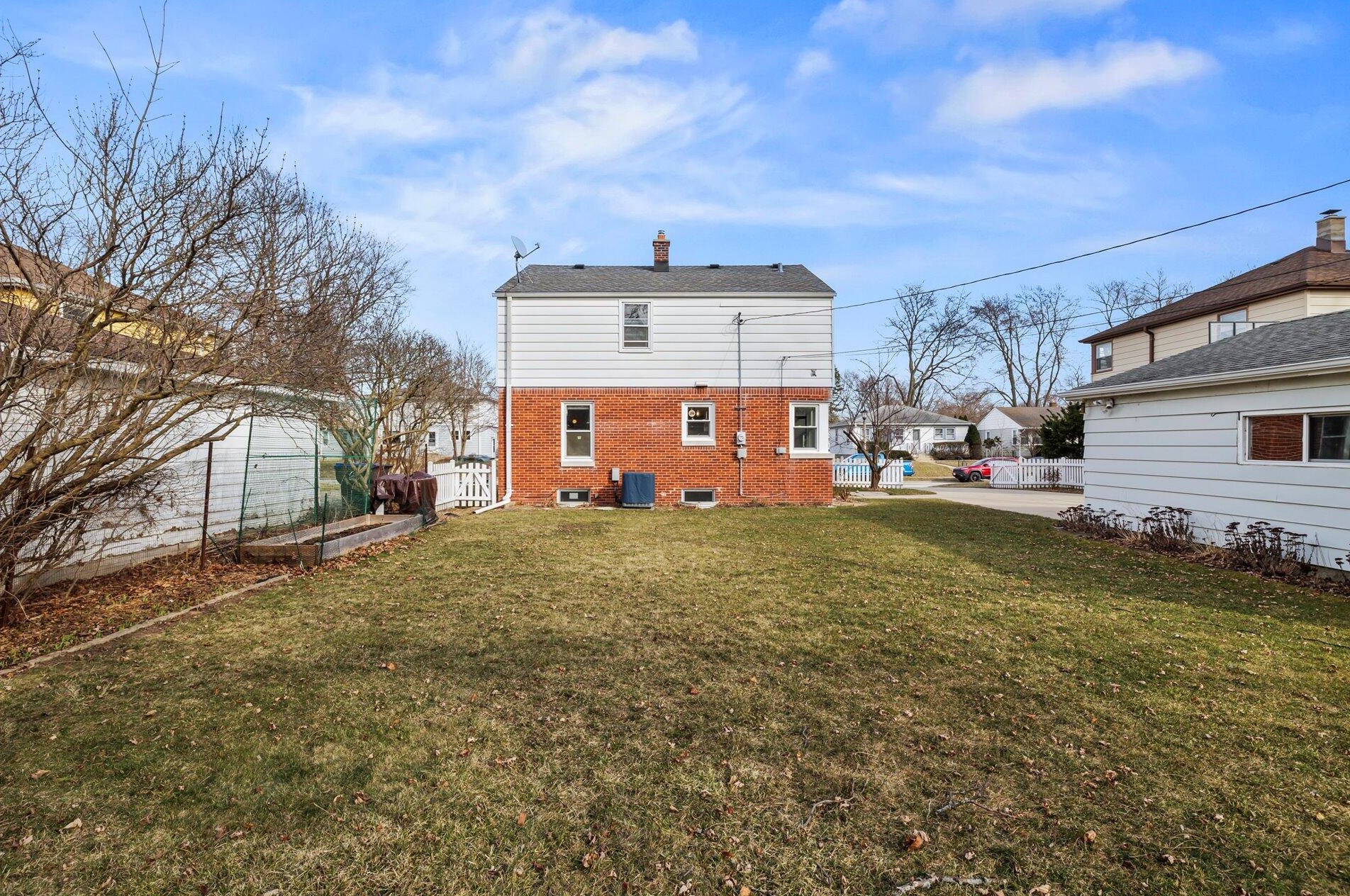 5331 Lydell Ave, Milwaukee WI  53217-5004 exterior