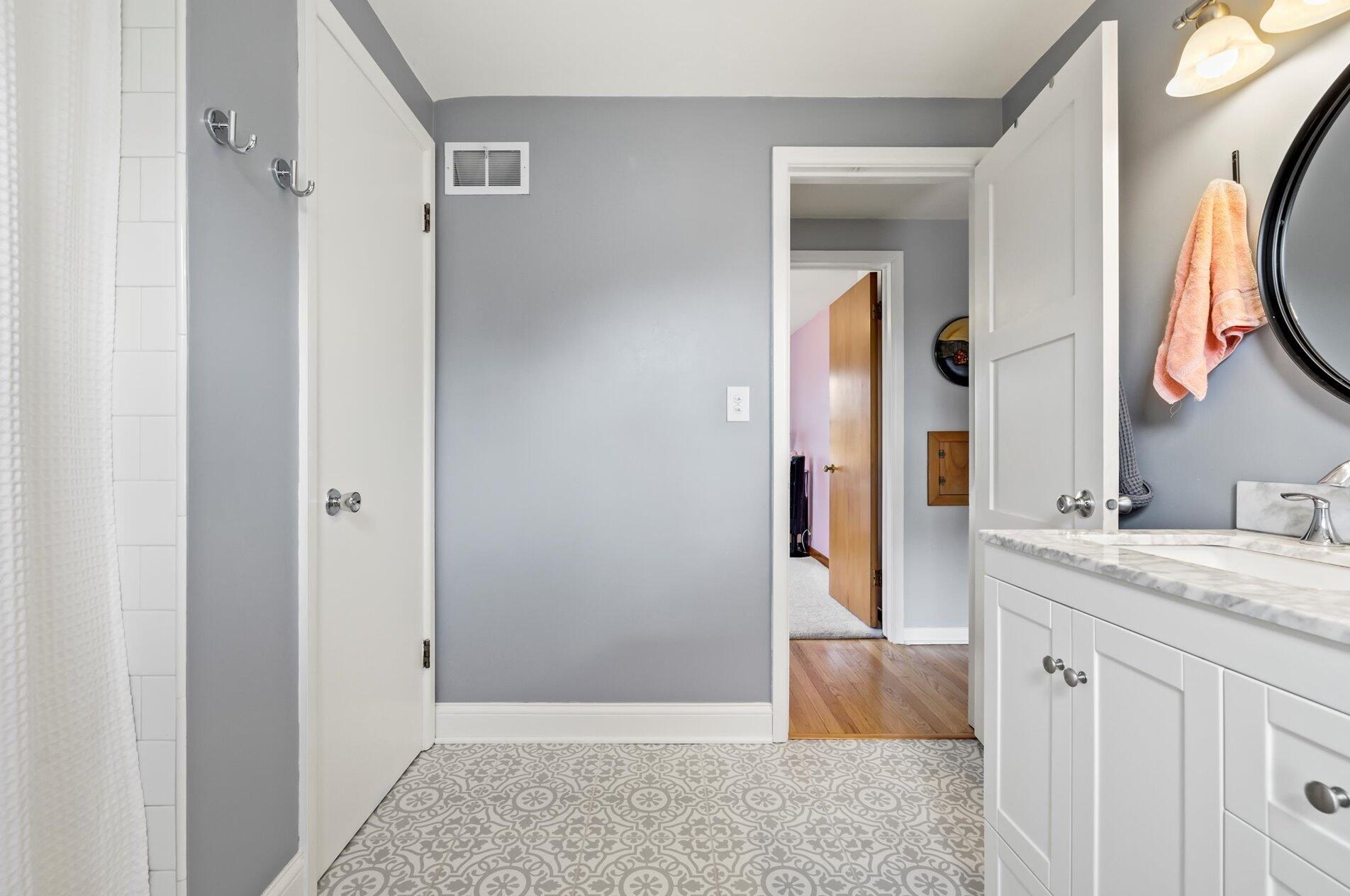 5331 Lydell Ave, Milwaukee WI  53217-5004 exterior