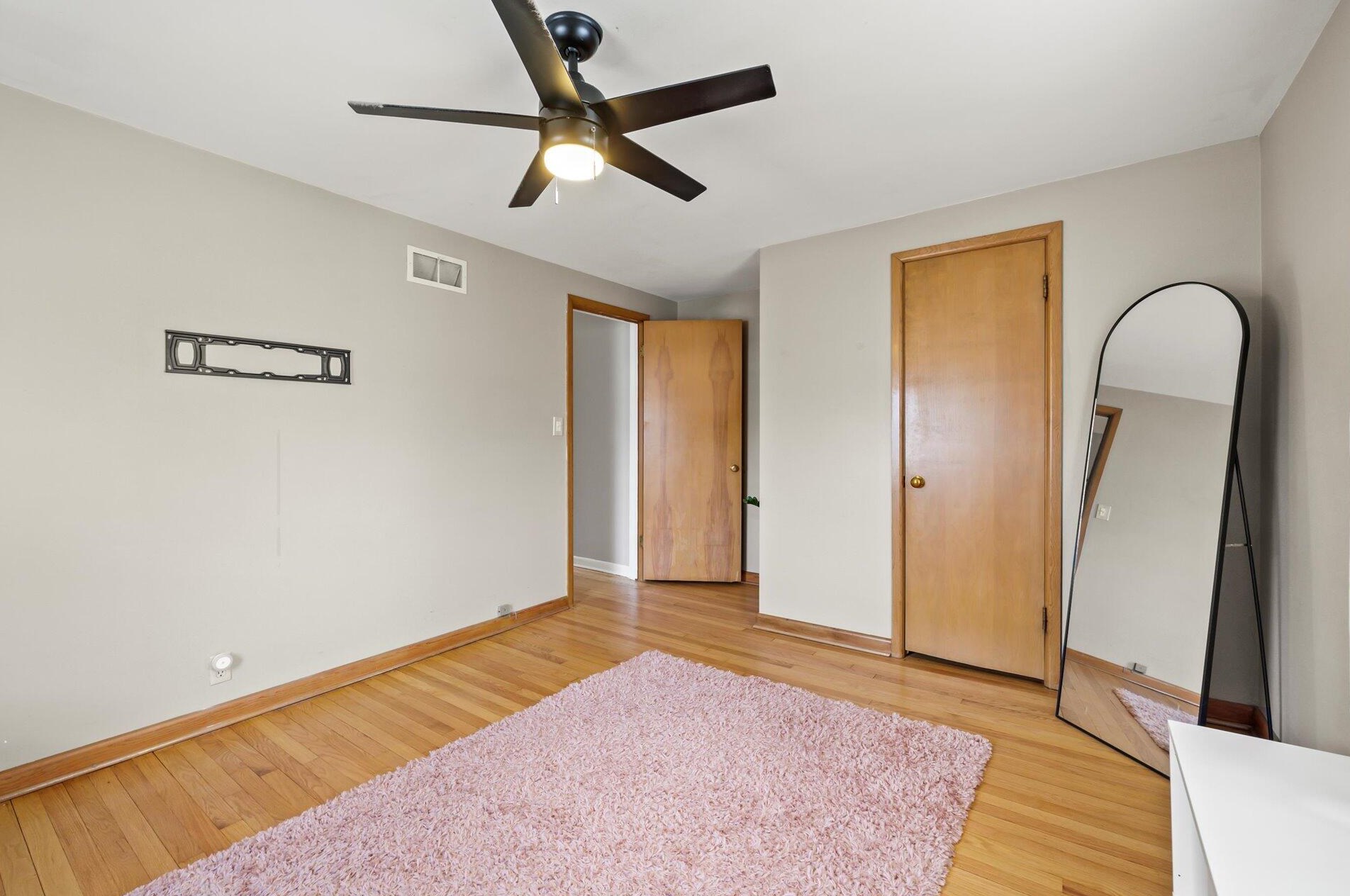 5331 Lydell Ave, Milwaukee WI  53217-5004 exterior