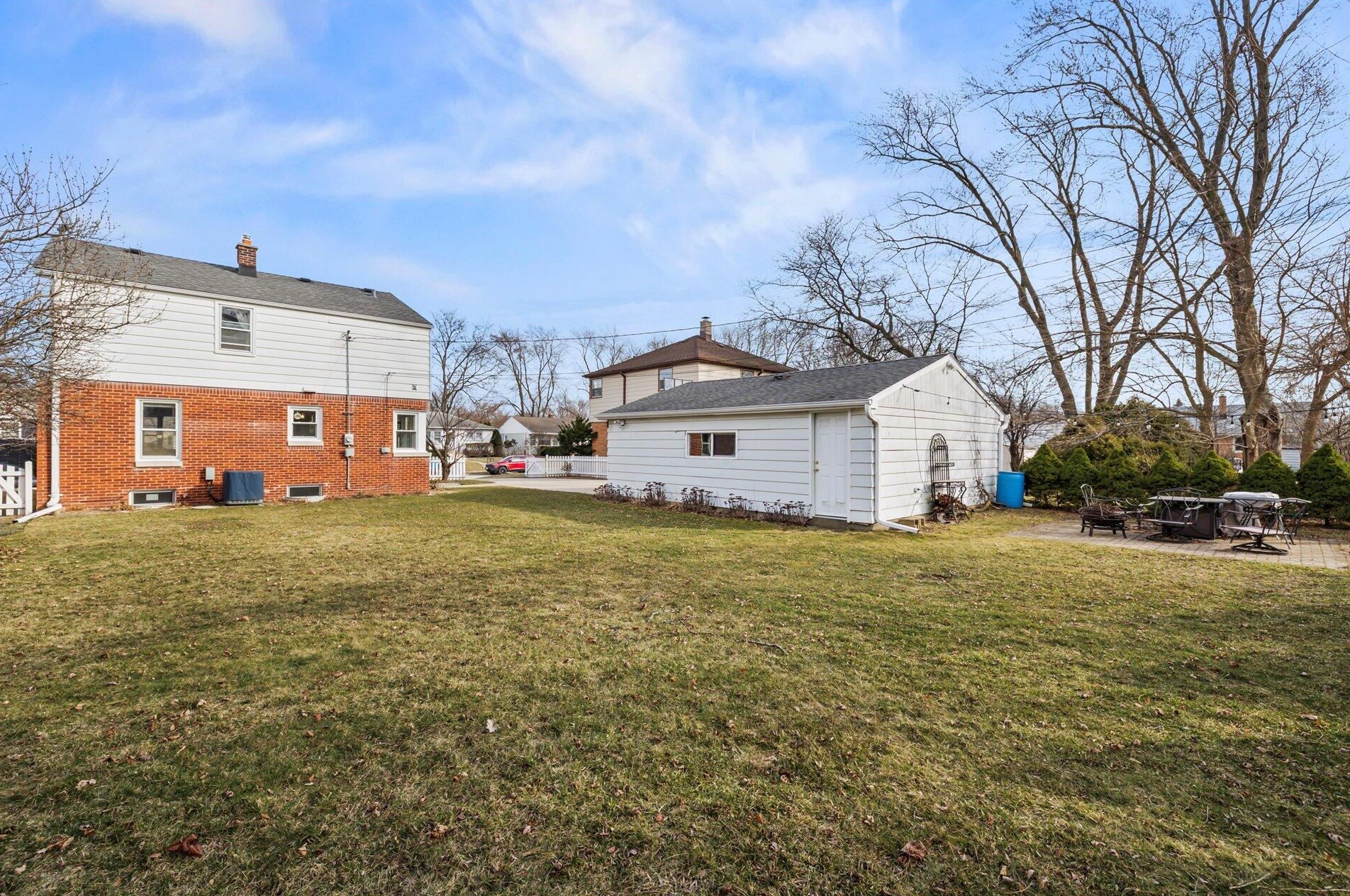 5331 Lydell Ave, Milwaukee WI  53217-5004 exterior