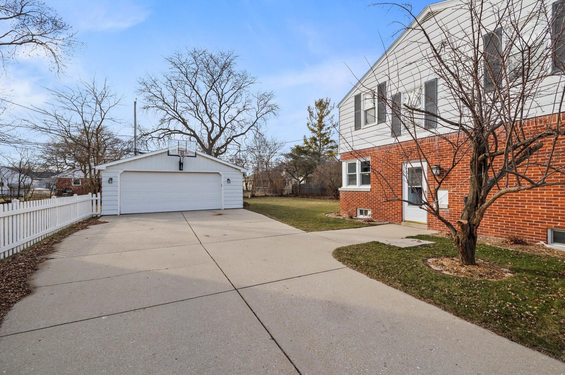 5331 Lydell Ave, Milwaukee WI  53217-5004 exterior