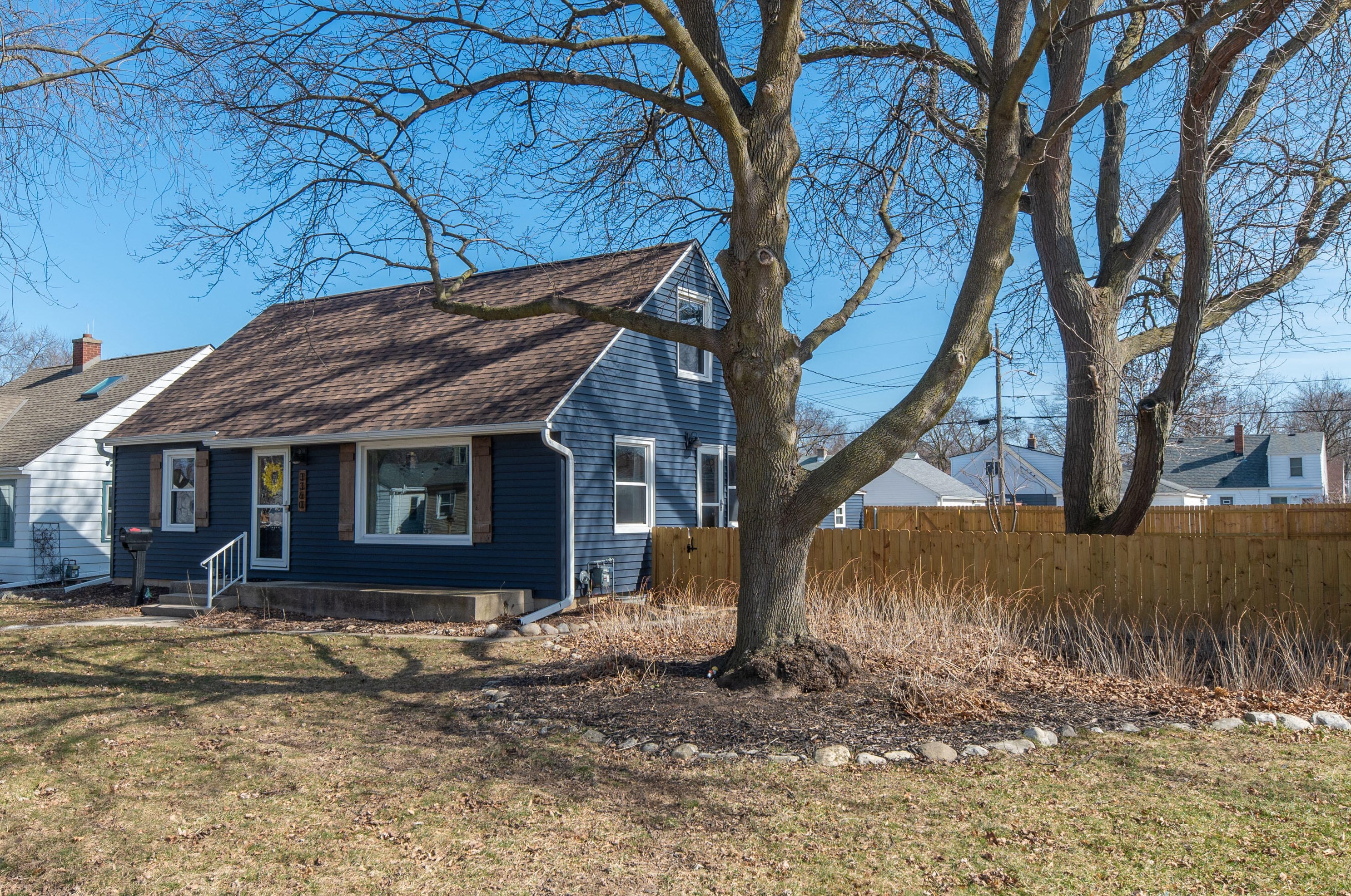 3360 90th St, Milwaukee, WI 53227-4404