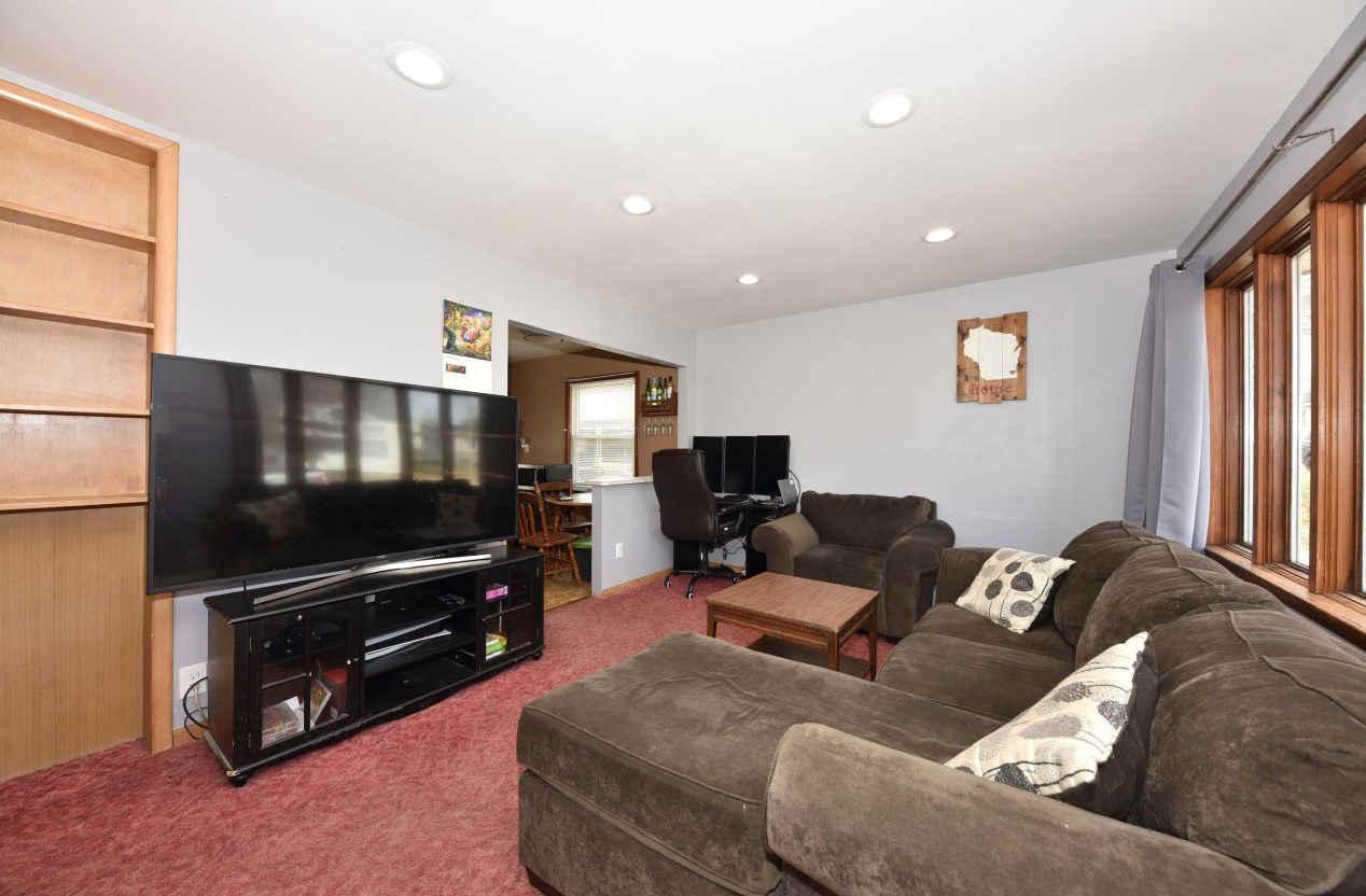 6219 Idaho St, Milwaukee, WI 53219-3045