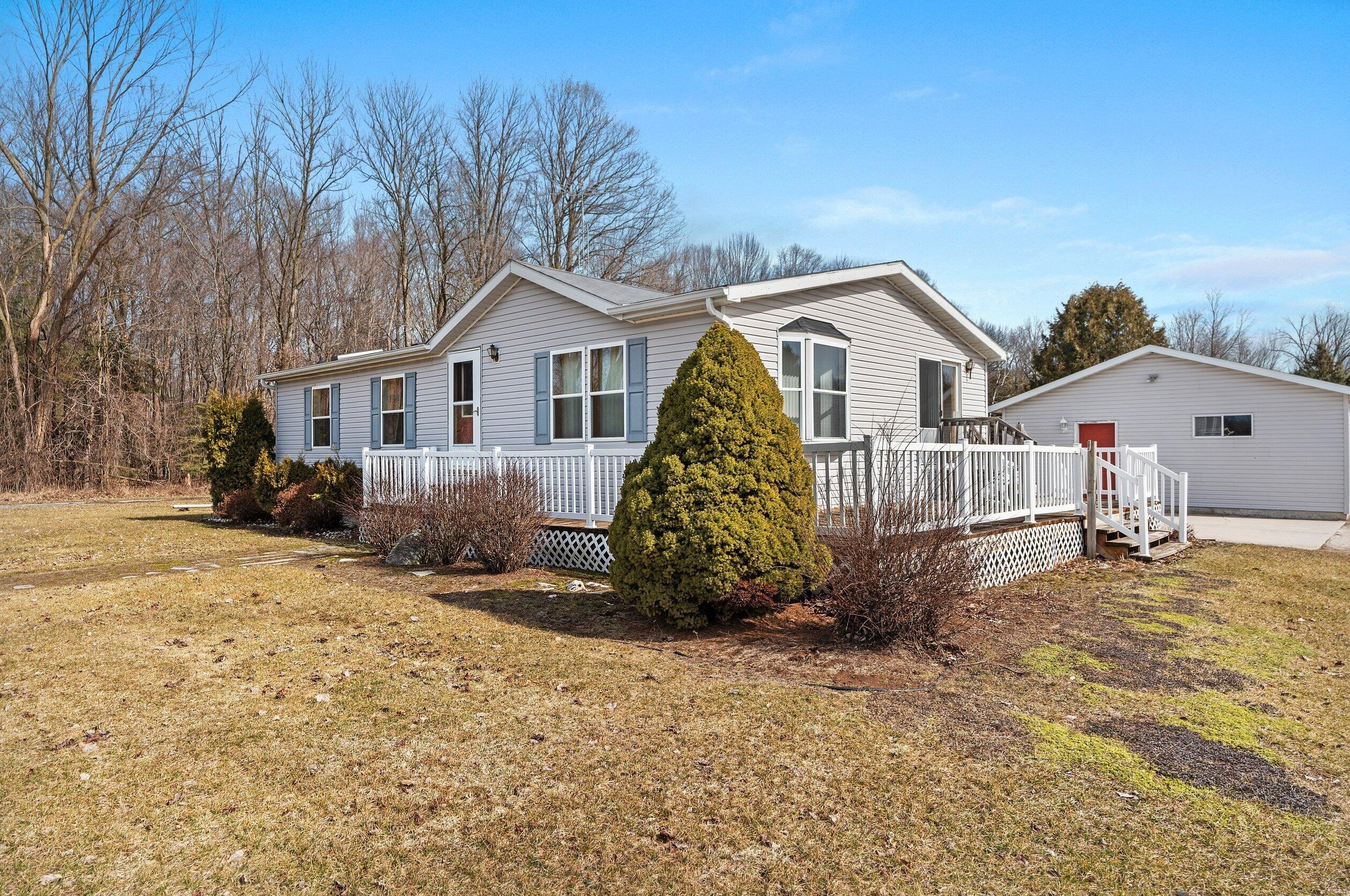 6439 Range Line Rd, Manitowoc, WI 54220